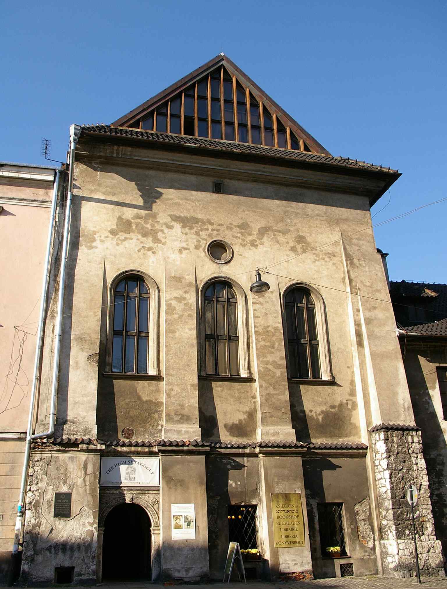 A broader exterior perspective from 2007, useful for showing the synagogue’s restored appearance in Kazimierz.