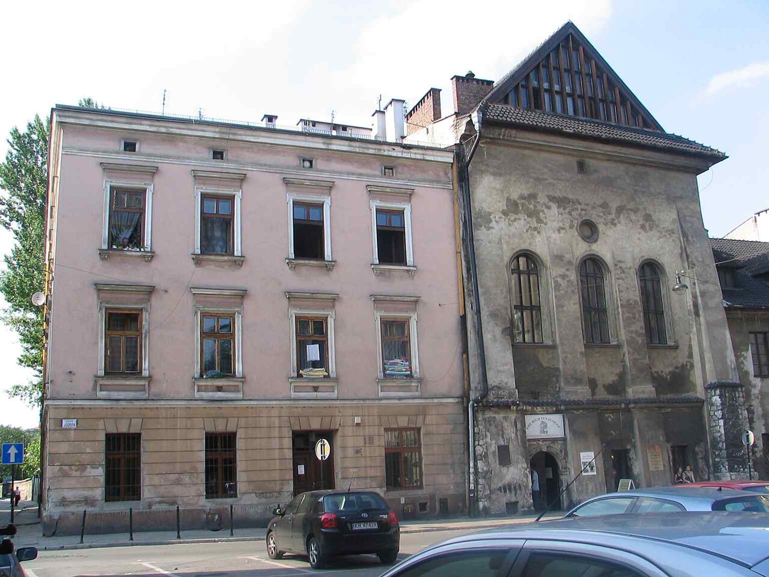 Another strong exterior view of the High Synagogue, helping round out the modern look of the building.