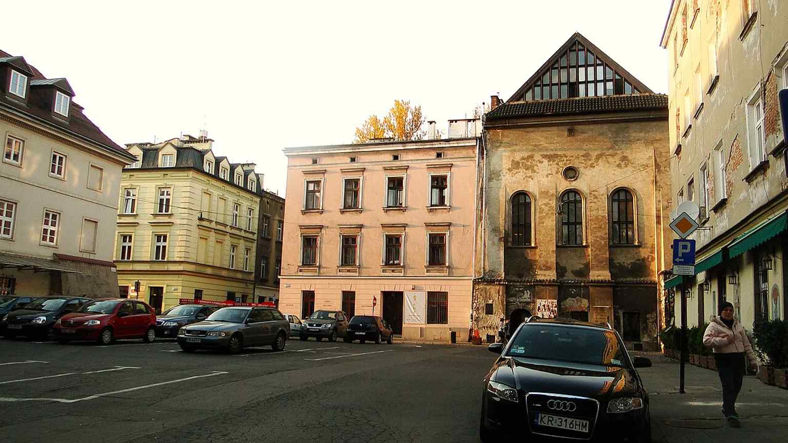 The synagogue and the small square by Wąska Street, giving context to its place in the Kazimierz streetscape.