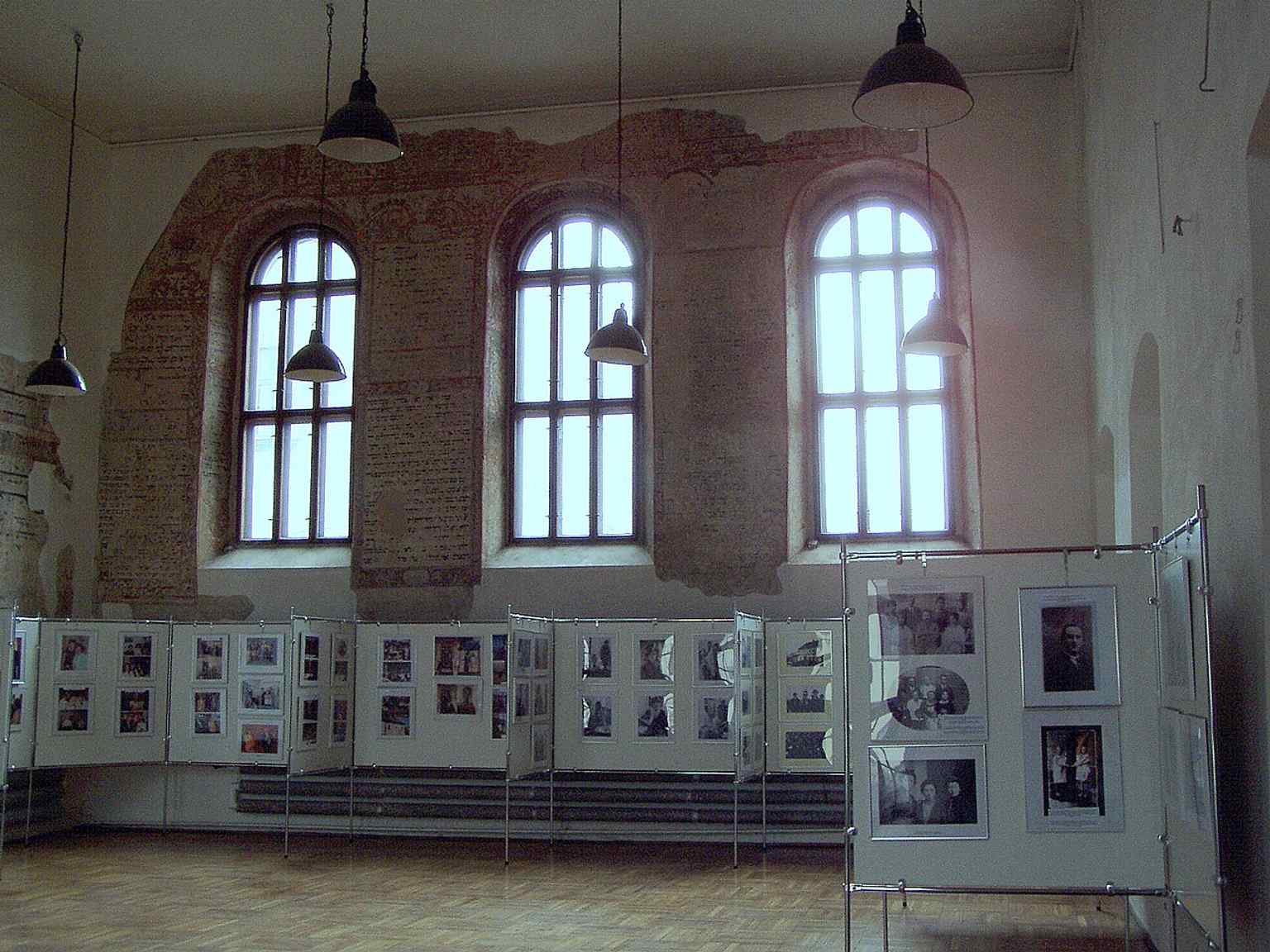 The prayer hall interior, where the congregation once worshipped above street-level shops before the wartime destruction.