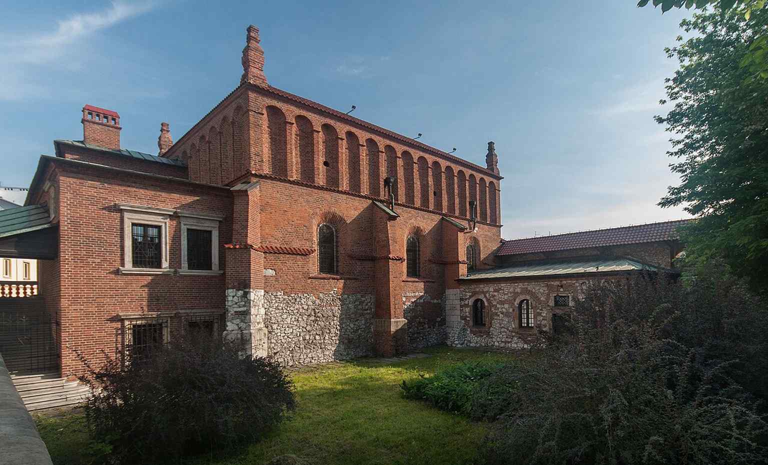 Wide view of the Old Synagogue’s restored façade on Szeroka Street, showing the fortress-like exterior that made it one of Poland’s rare synagogue strongholds.