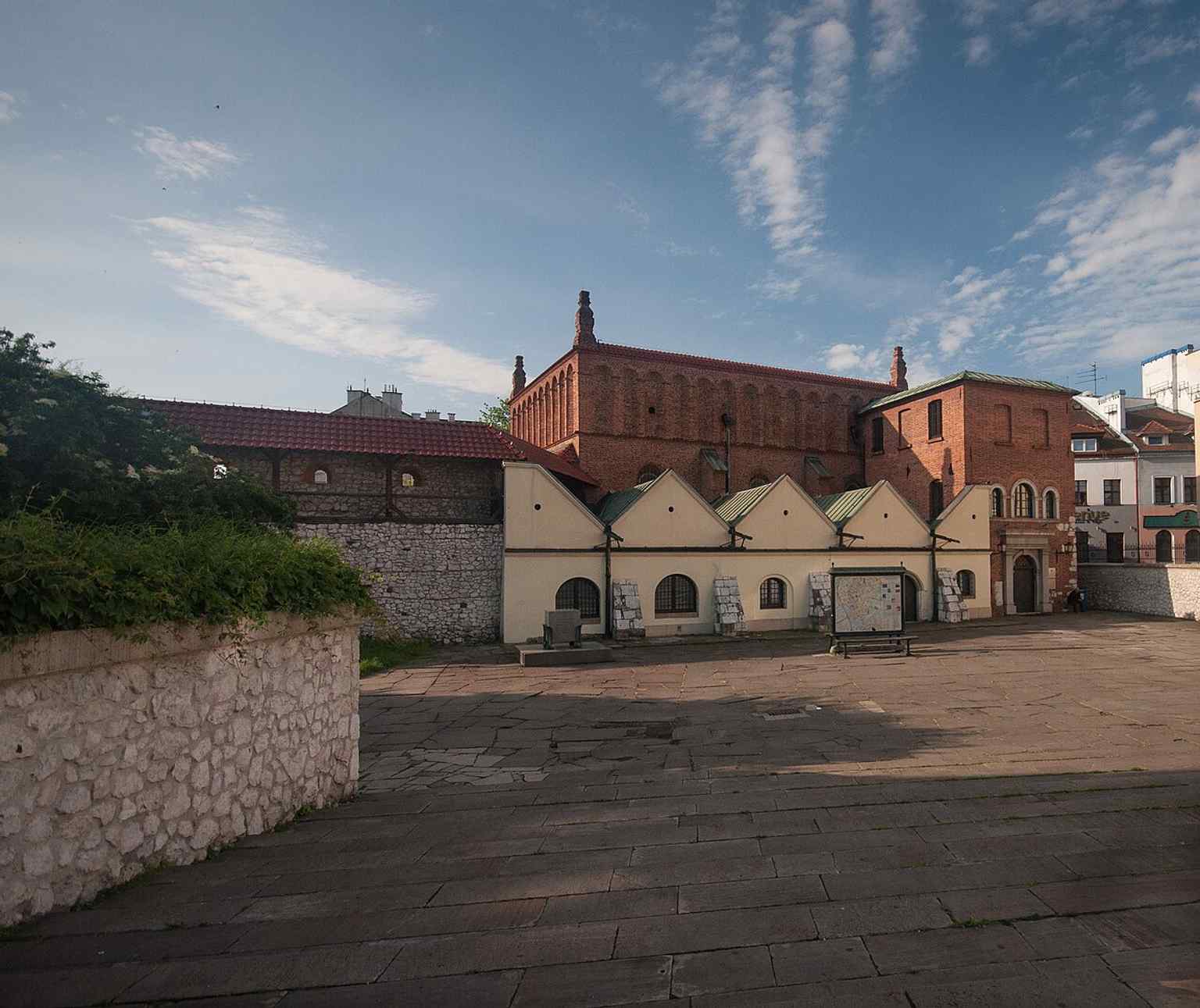 A sharper architectural view of the synagogue exterior, useful for highlighting its thick masonry walls and the Renaissance rebuilding led by Mateo Gucci.