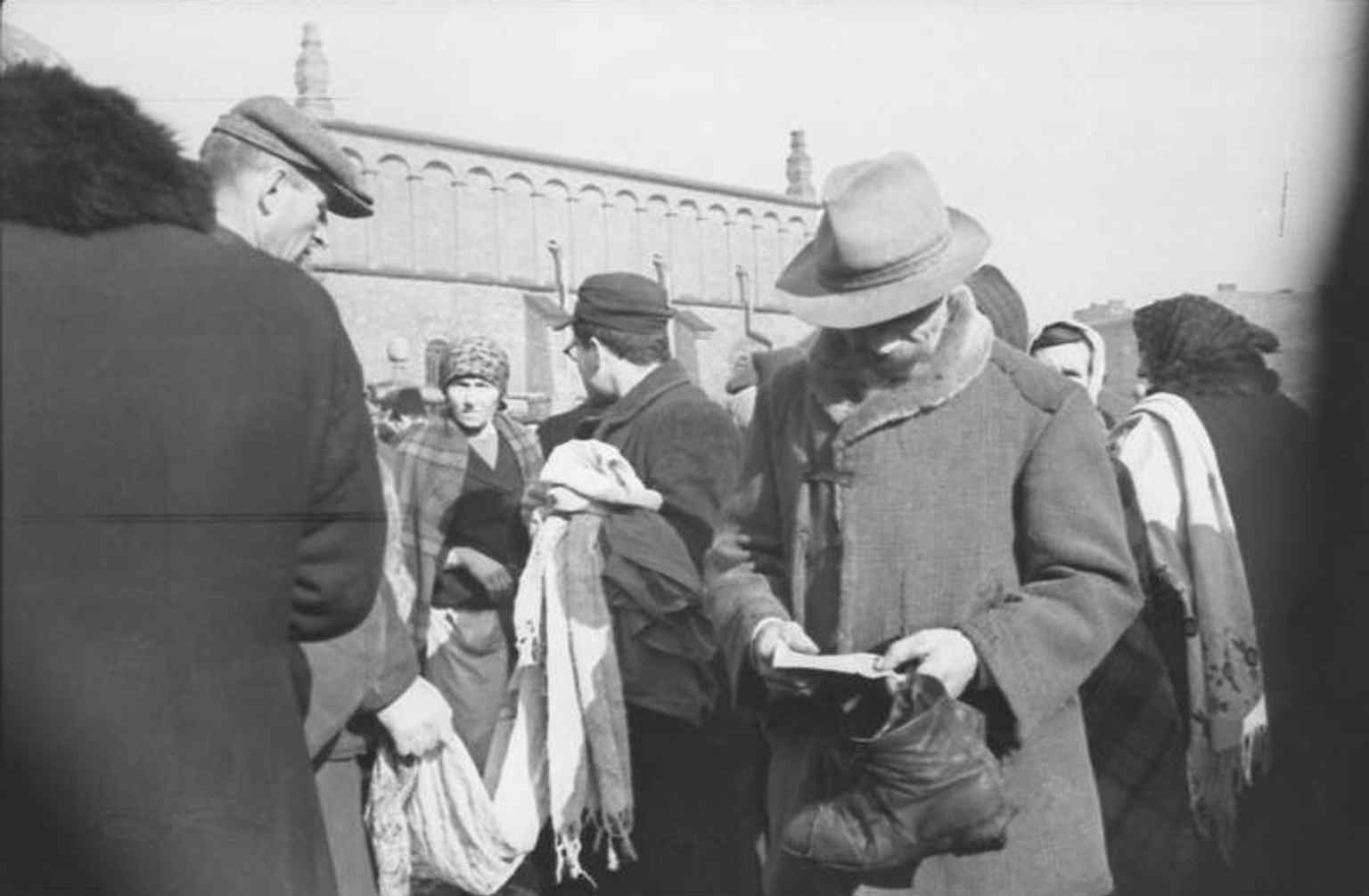 Wartime archival image from 1941 connected to the synagogue’s occupied surroundings, evoking the era when the building was stripped and used as a warehouse.