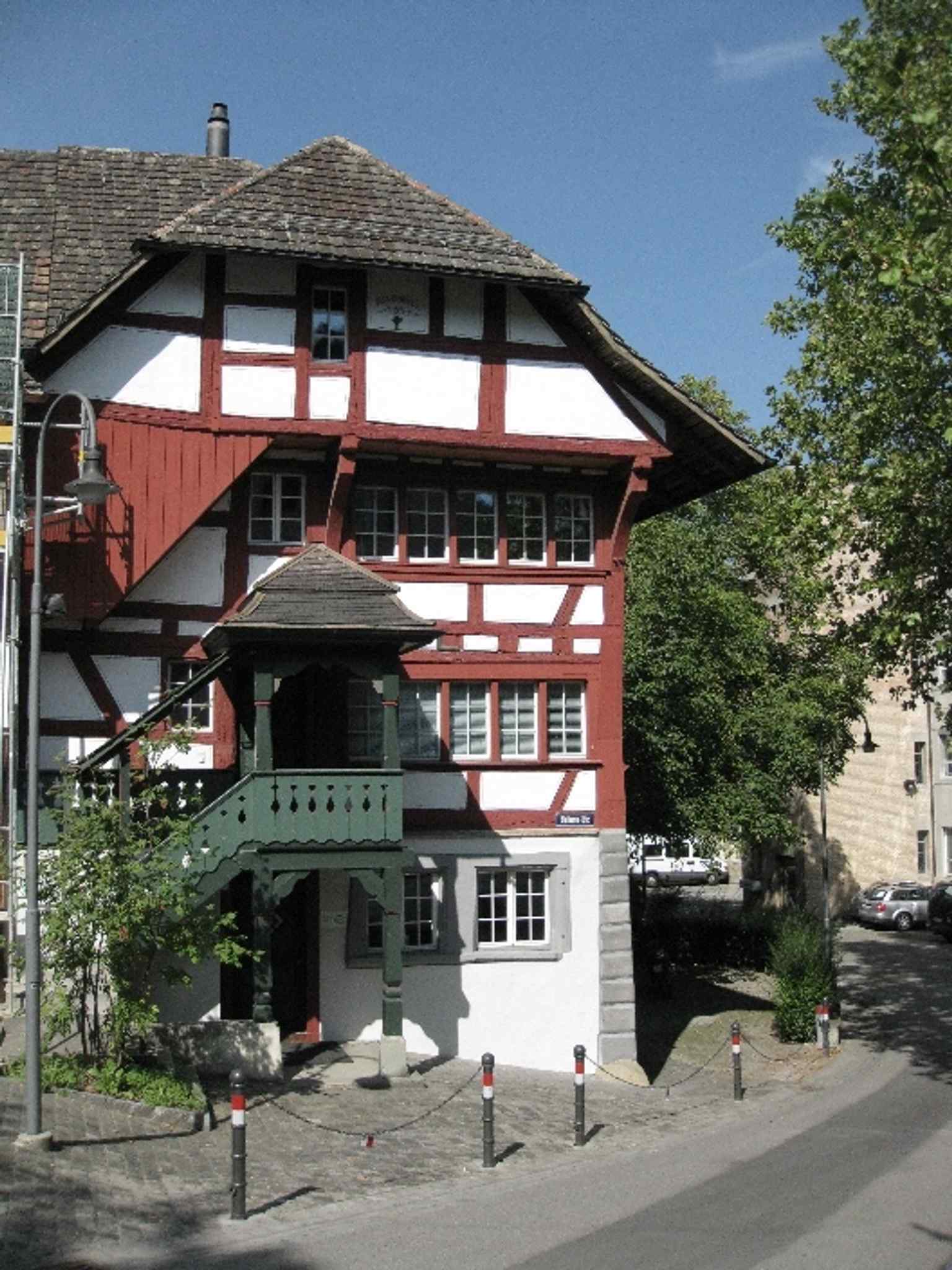 A compact street view of the Baliere at Frauenfeld’s Kreuzplatz area, showing the marked timber facade of this historic craft house.