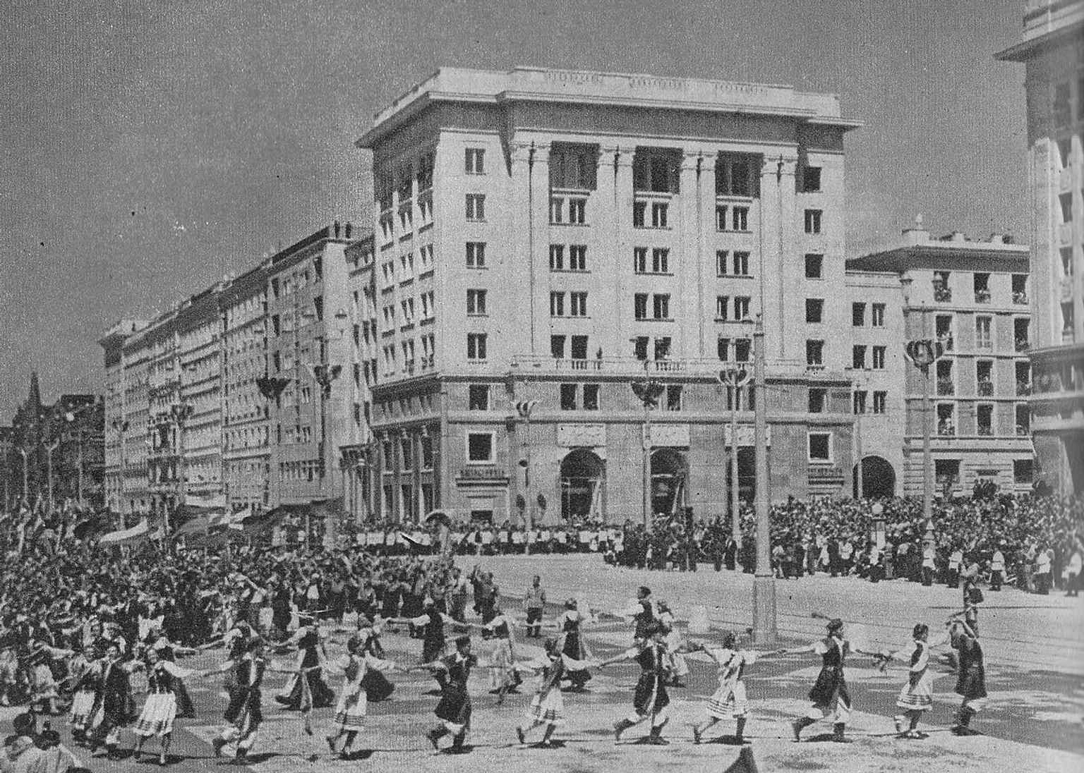 The official opening of MDM and Constitution Square on 22 July 1952 — the birthday of the socialist-realist ensemble that defined this part of Warsaw.