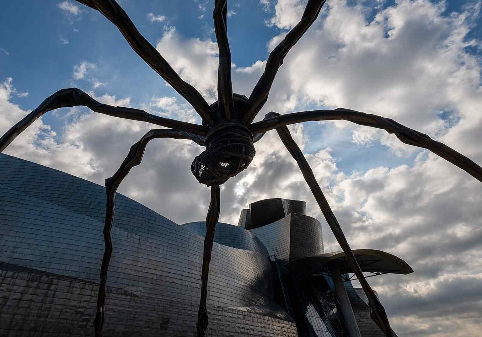 Louise Bourgeois’s Maman outside the museum, showing how major site-specific artworks turned the plaza into part of the experience.