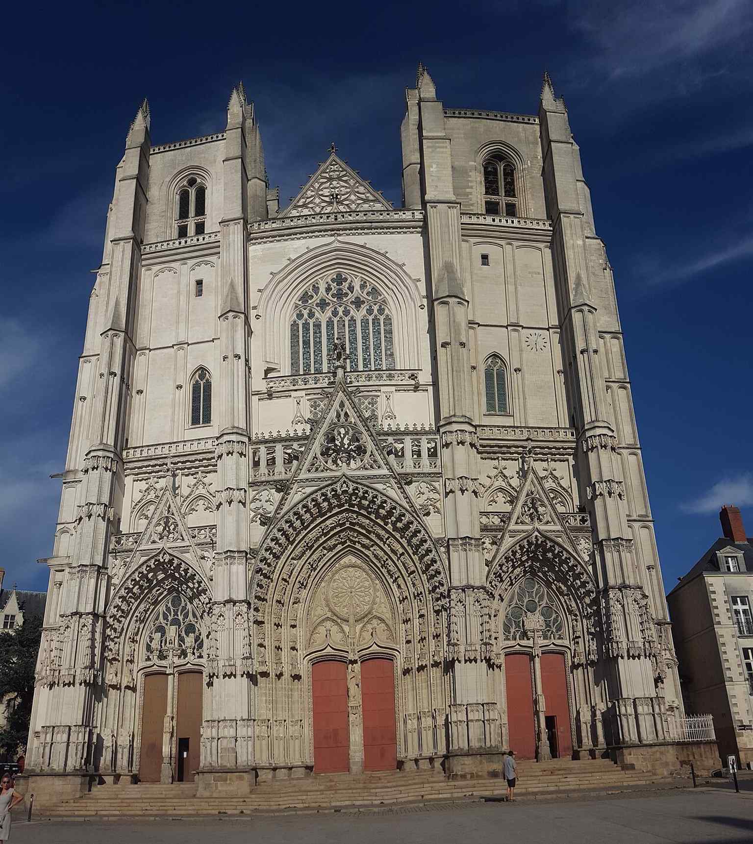 A clear frontal view of the façade, useful for showing the cathedral’s scale and the regular French-Gothic symmetry of the west front.
