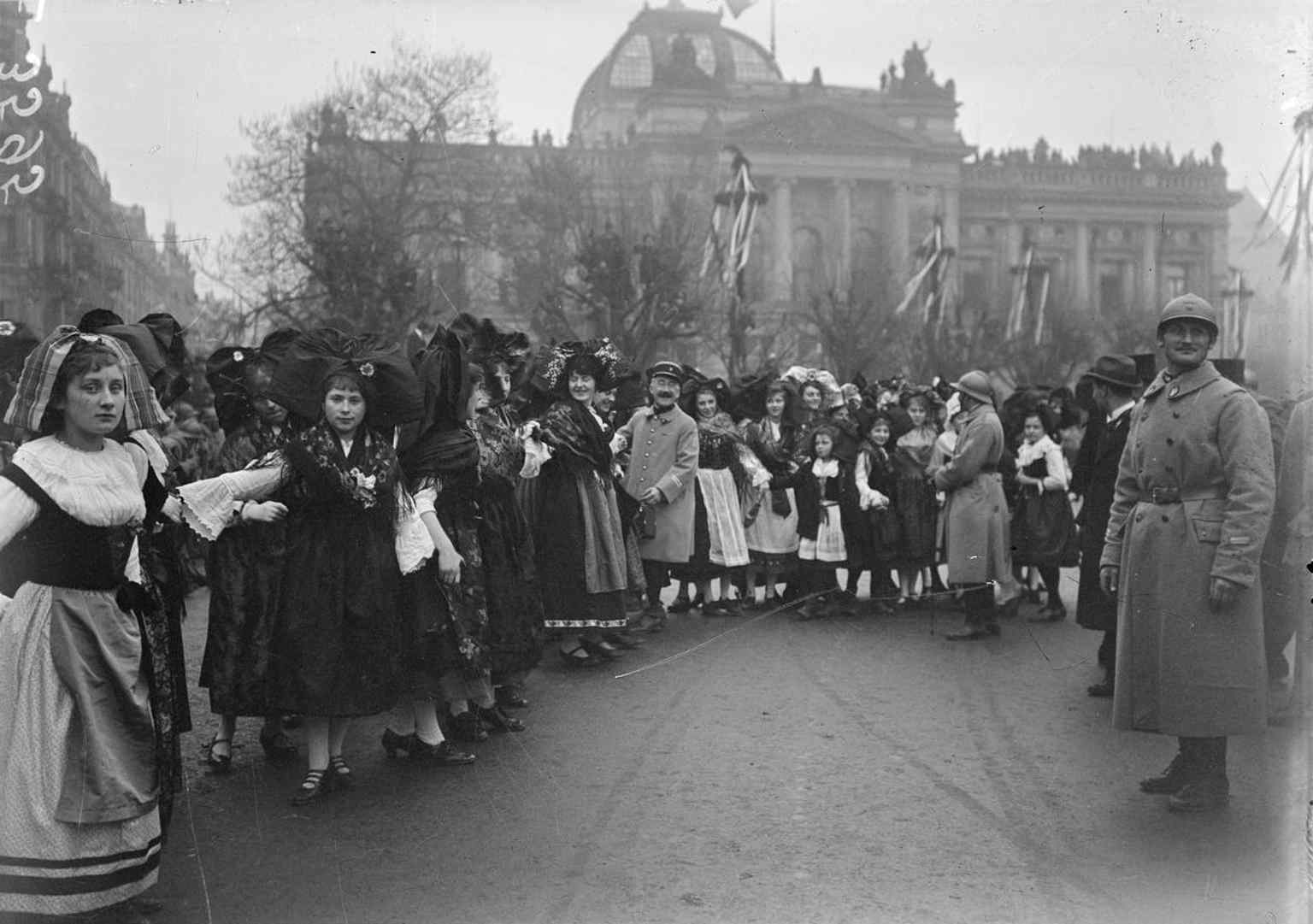 People in Alsatian costume gathered for Poincaré and Clemenceau’s 1918 visit — a symbolic moment when the library became part of French Strasbourg.