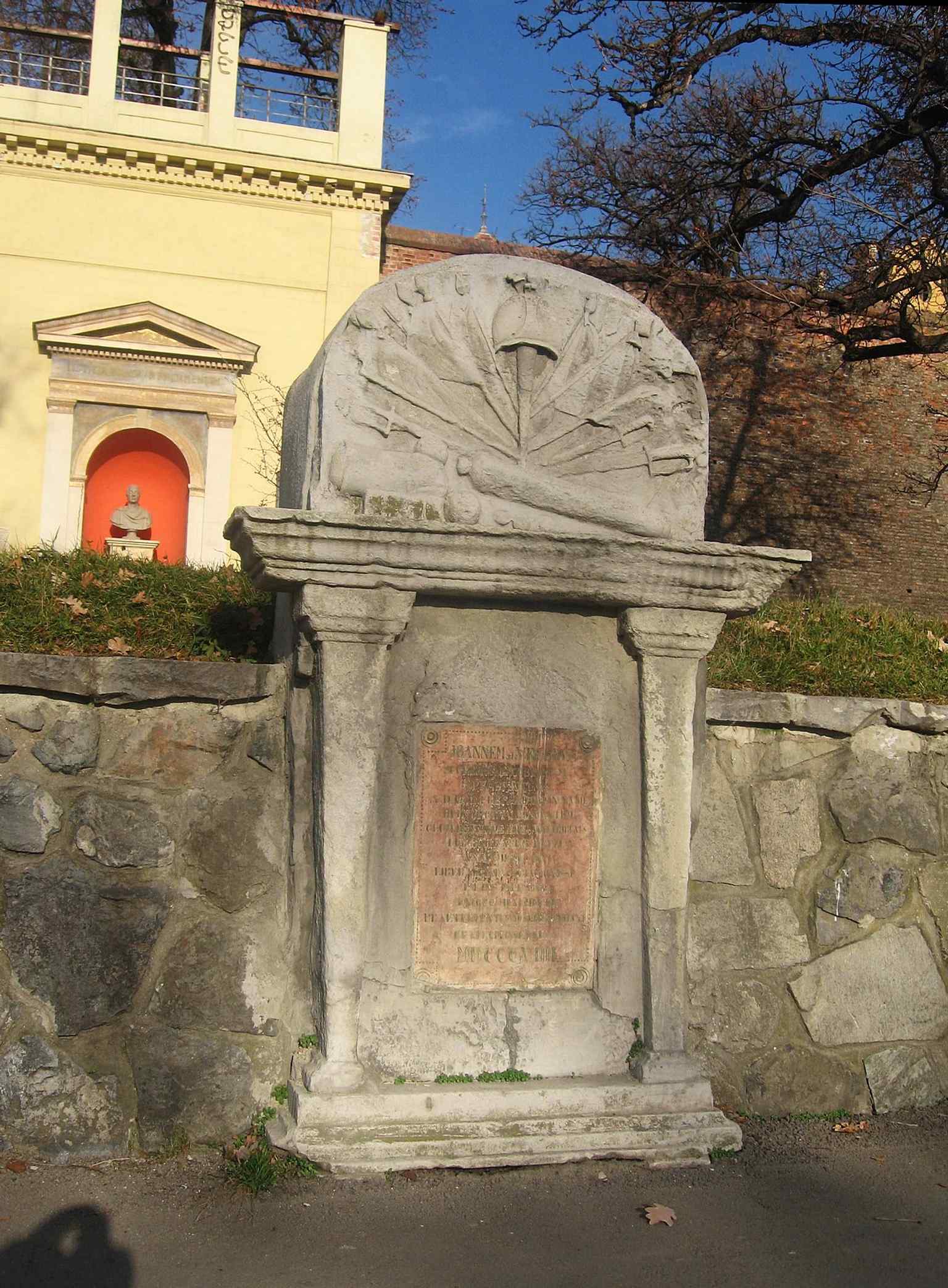 The arch of the round platform, which originally held a commemorative plaque for Colonel Johann von Vecsey, who transformed the area into a promenade.