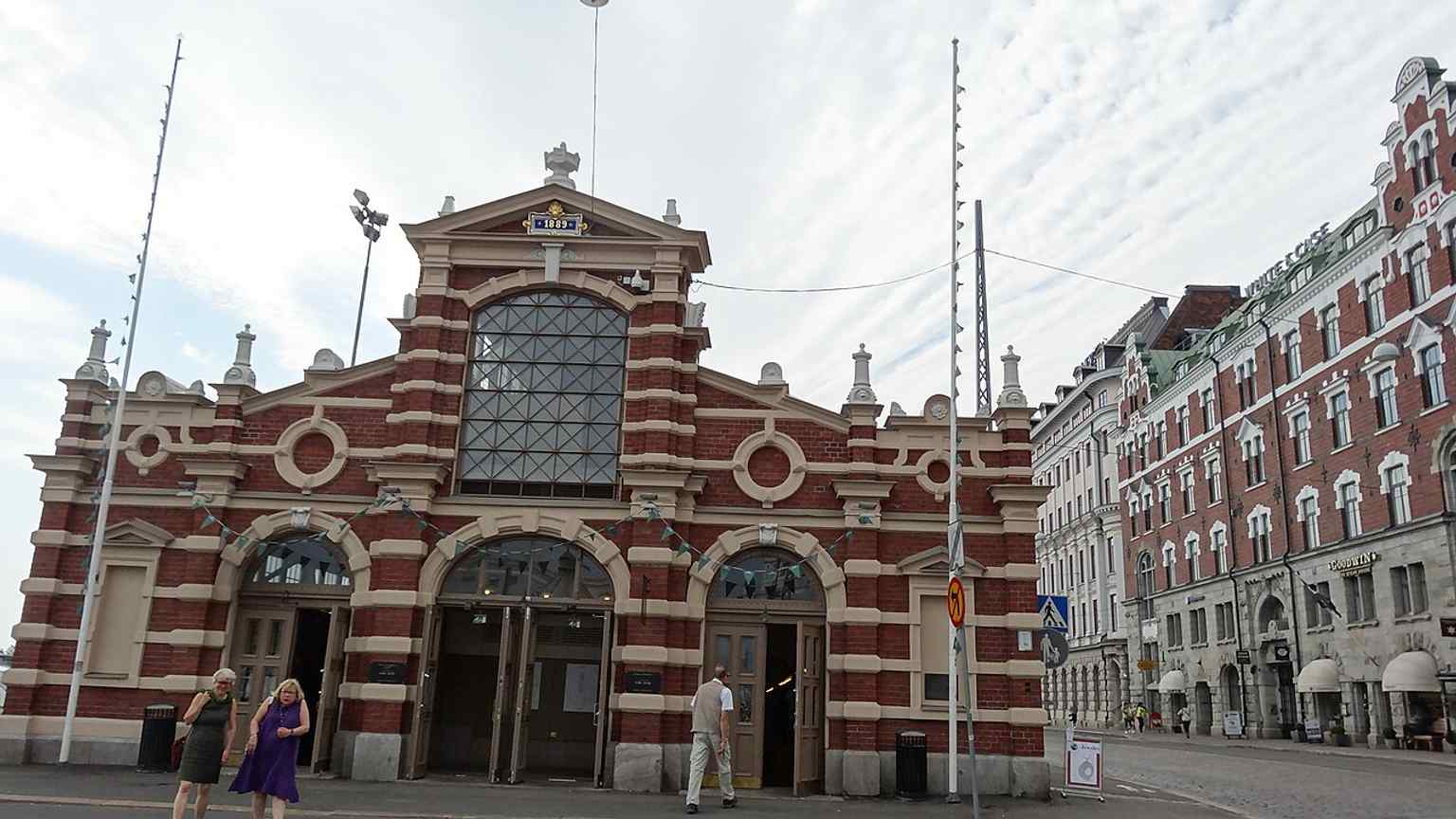 A wide 2014 street-level view of the market hall before its long renovation reopened the building to shoppers in June 2014.