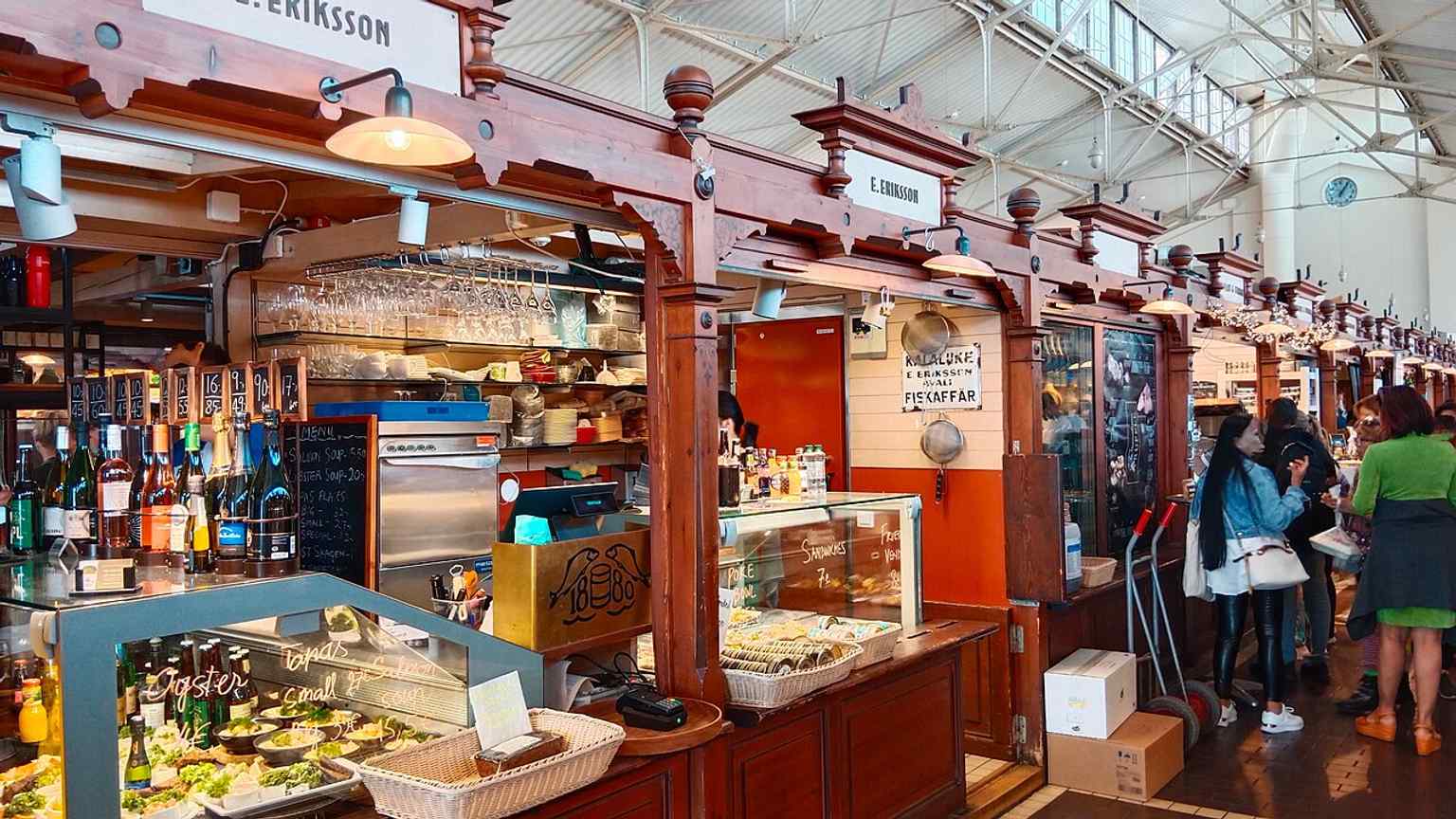 The renovated interior highlights the hall’s bright central space, which was carefully preserved when the building reopened after the 2012–2014 refurbishment.
