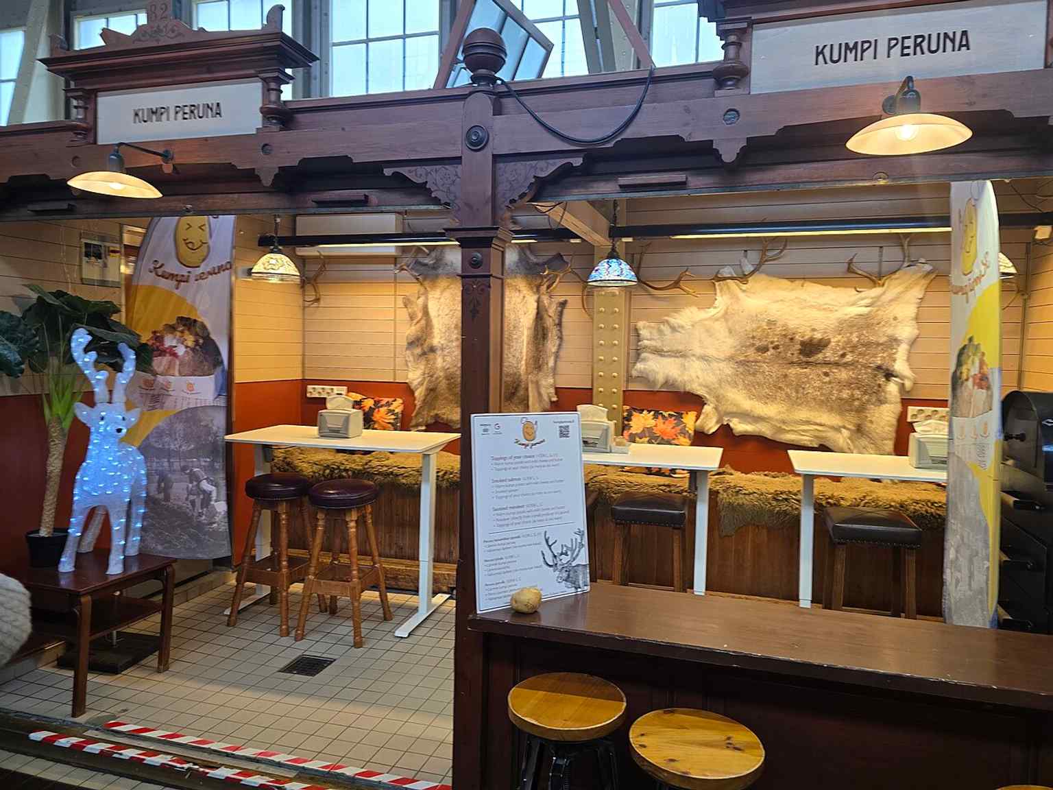A modern interior view that reflects the hall’s everyday role as a place for specialty foods, cafés, and local routines.