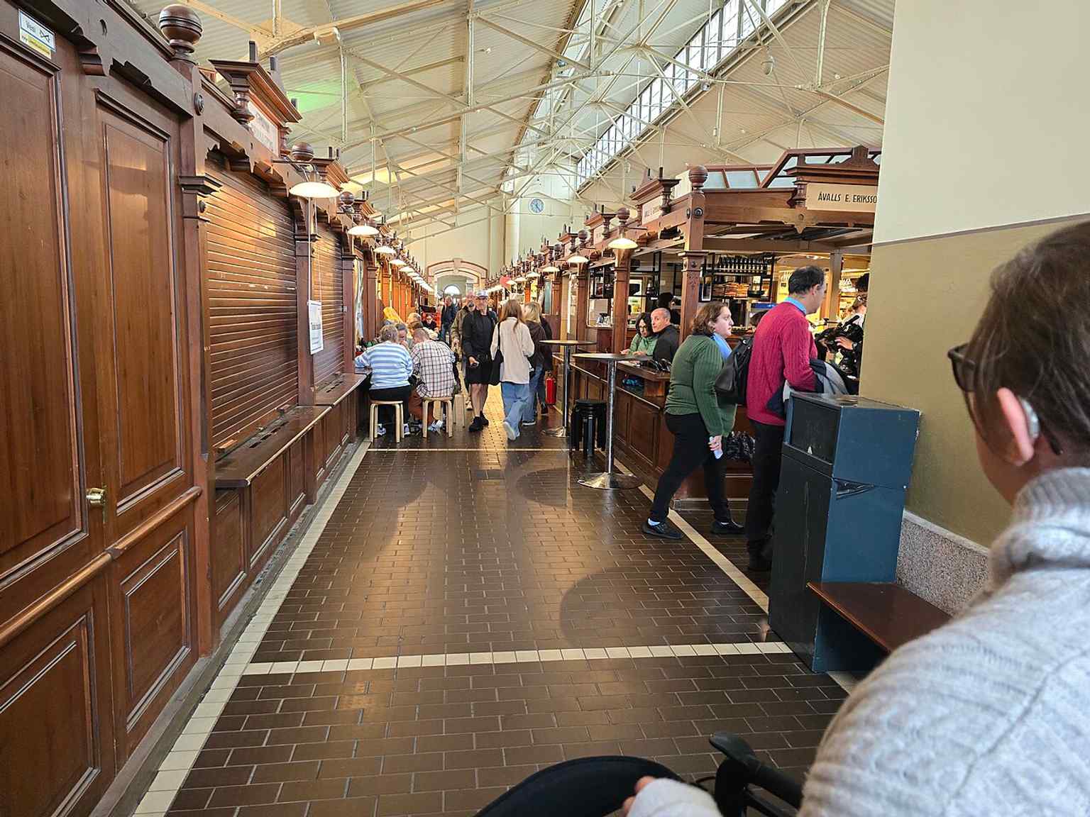 Details from inside the hall underline its mix of tradition and variety, from specialty food counters to the famous lunch stop culture.