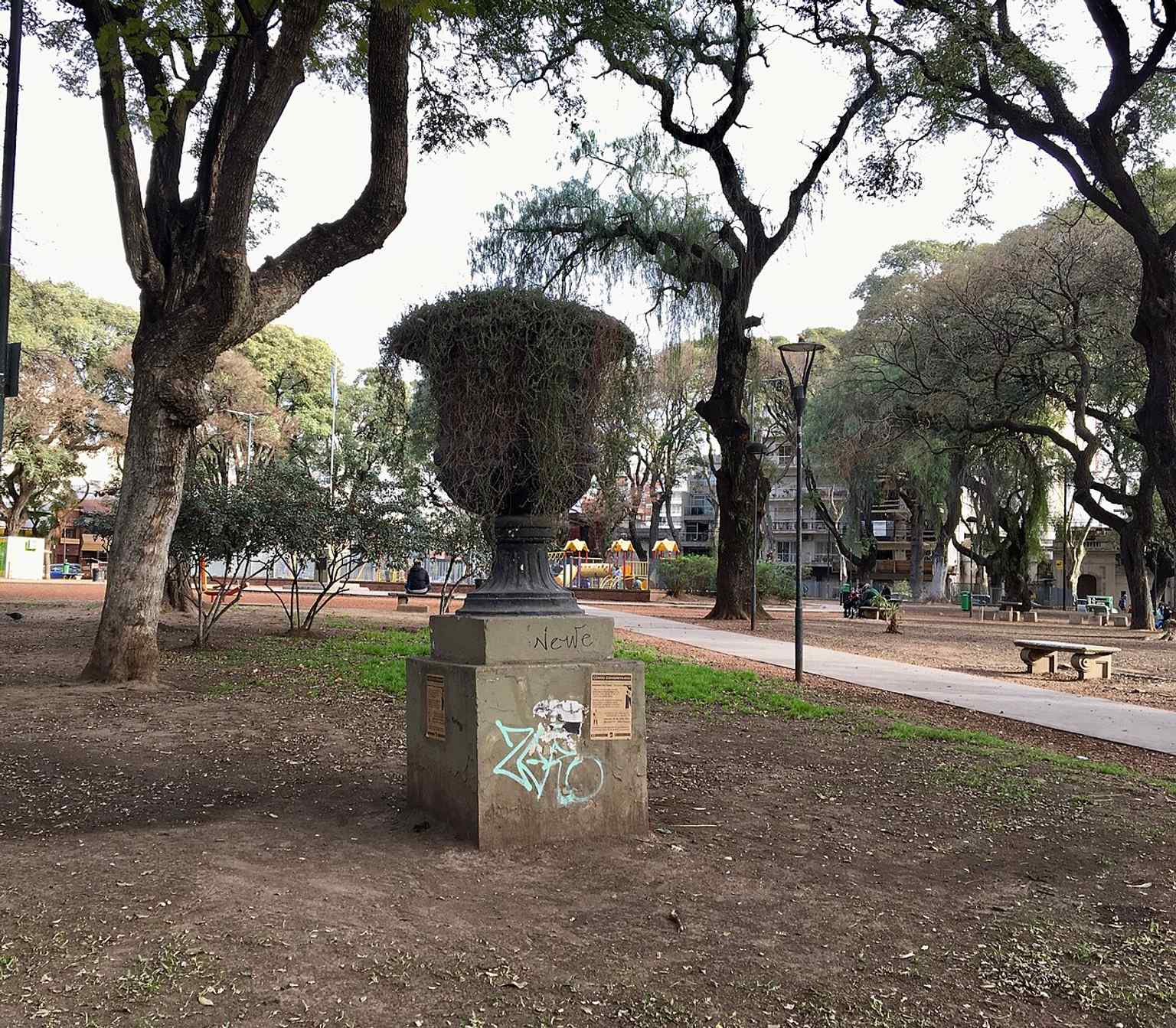 This decorative motif reflects the aesthetic design of the plaza, which was executed under the direction of Carlos Thays' son, prioritizing beauty over organized sports facilities.