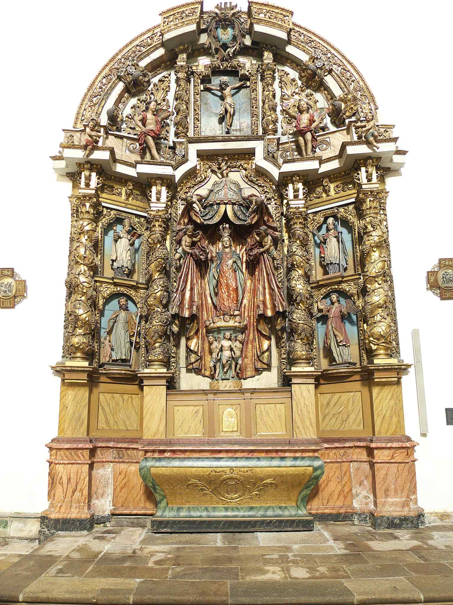 Discover the 'Virgen de la O', an early 17th-century Baroque sculpture from the Cofradía de los Sastres, representing the rich artistic heritage within the monastery.