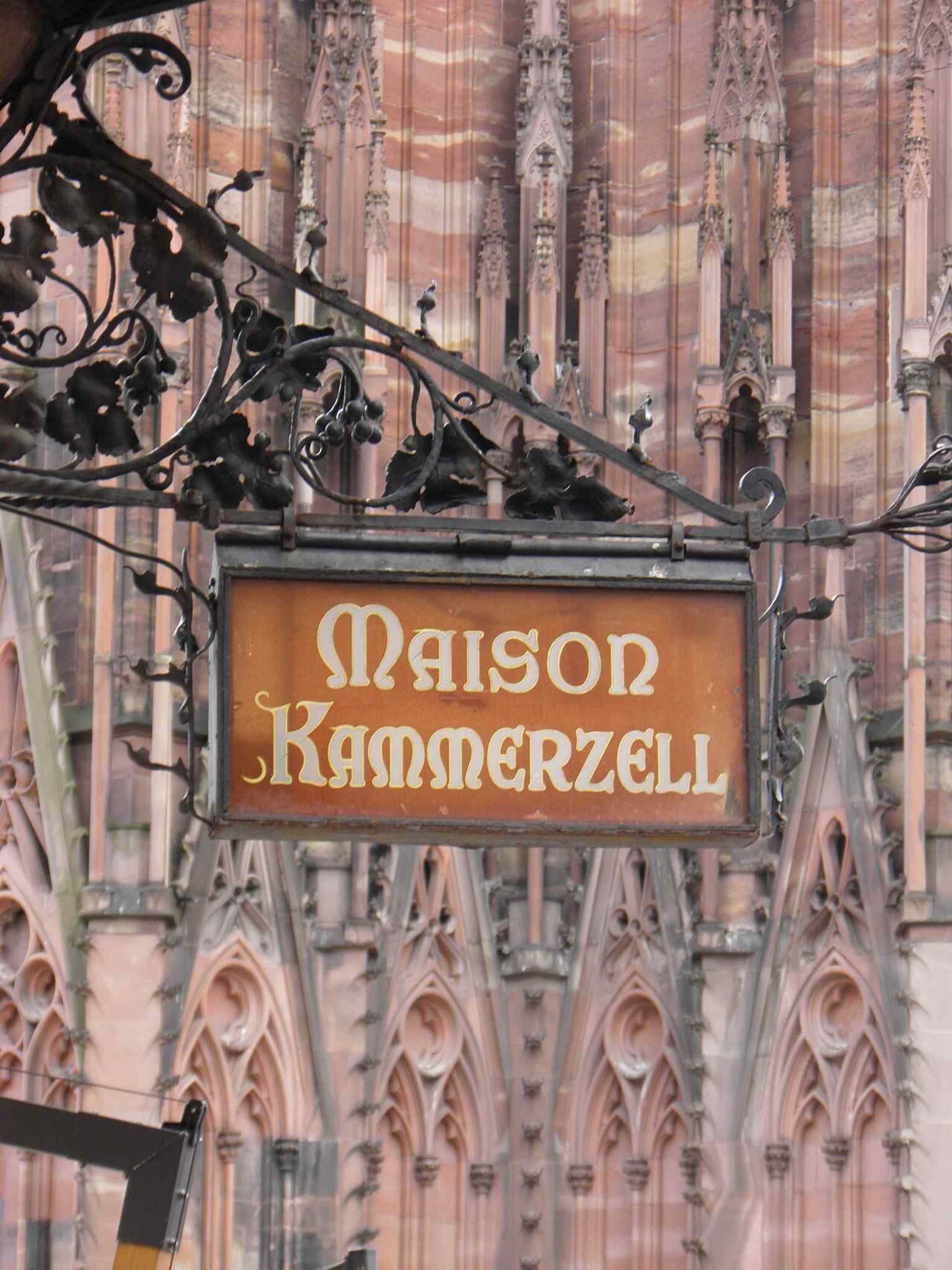 The house sign and west-side details highlight the richly carved facade that was expanded in 1589 under the merchant Martin Braun.
