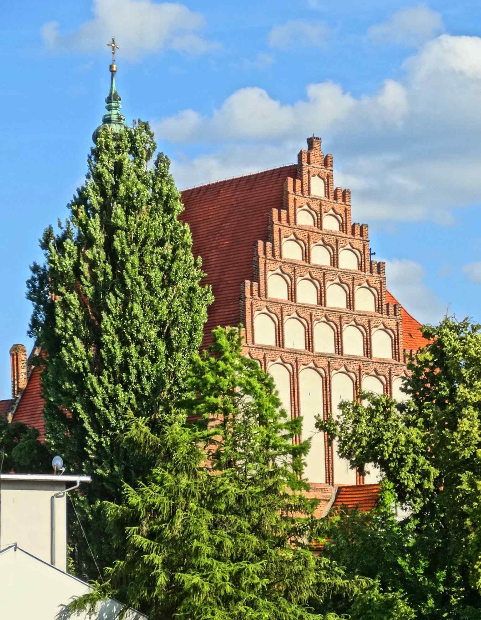 A full daylight view of Saint Martin and Nicholas Cathedral, the main exterior portrait of the landmark.