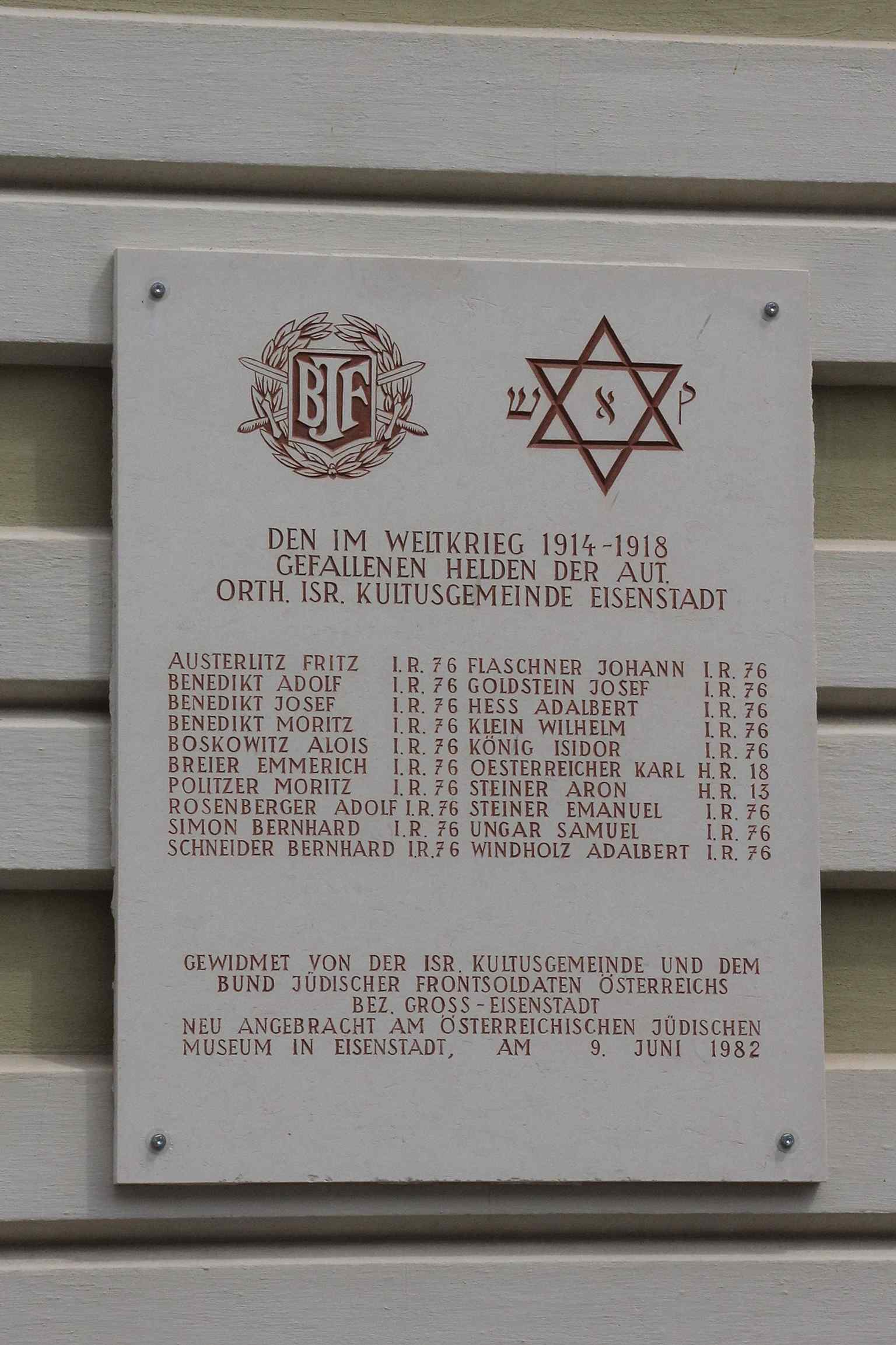 The commemorative plaque on the Wertheimerhaus — a reminder that this building preserves centuries of Jewish memory.