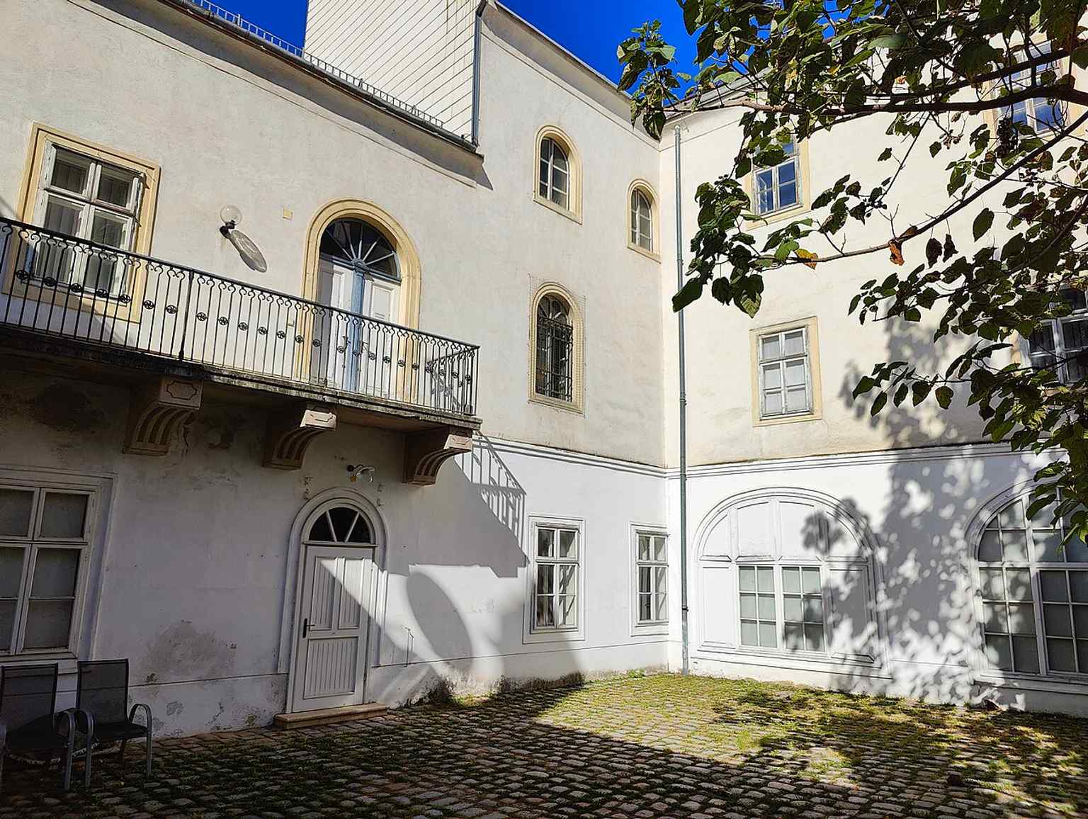 The courtyard of the Wertheimerhaus — part of a building that served both as residence and as a protected Jewish site.