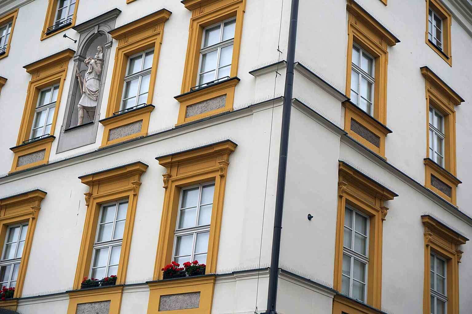 Der Palast neben dem Hauptmarkt, im Herzen der historischen Altstadt, wo sich so viele seiner Geschichten abspielten.