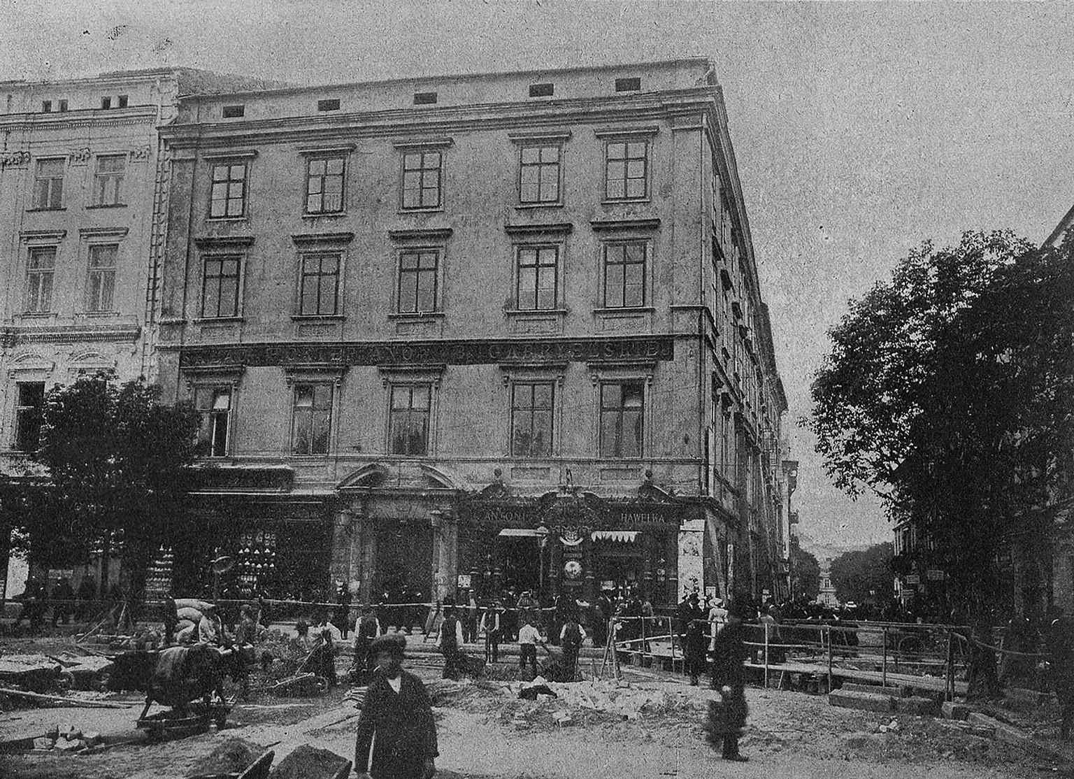 Antoni Hawełkas berühmtes Geschäft am Platz erinnert an das Restaurant Pod Palmą aus dem späten 19. Jahrhundert, das einst das Erdgeschoss des Palastes einnahm.