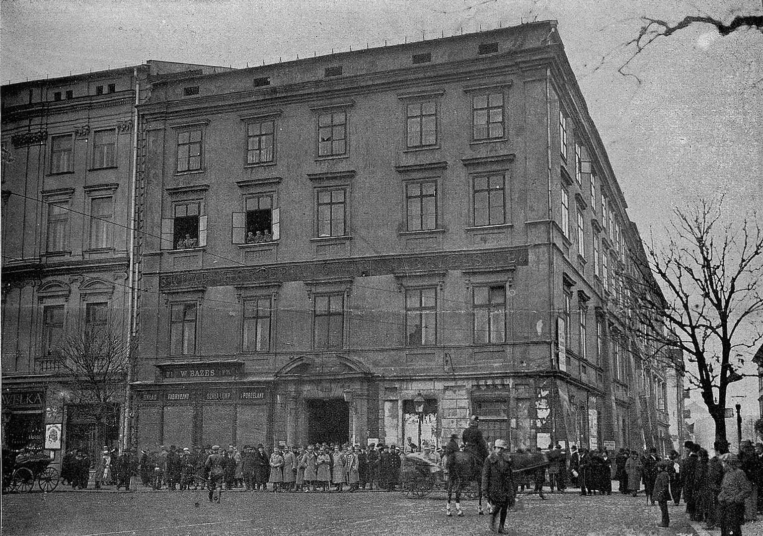 Krzysztofory im Jahr 1919, das das lange Leben des Gebäudes durch politische Umbrüche und öffentliche Debatten widerspiegelt.
