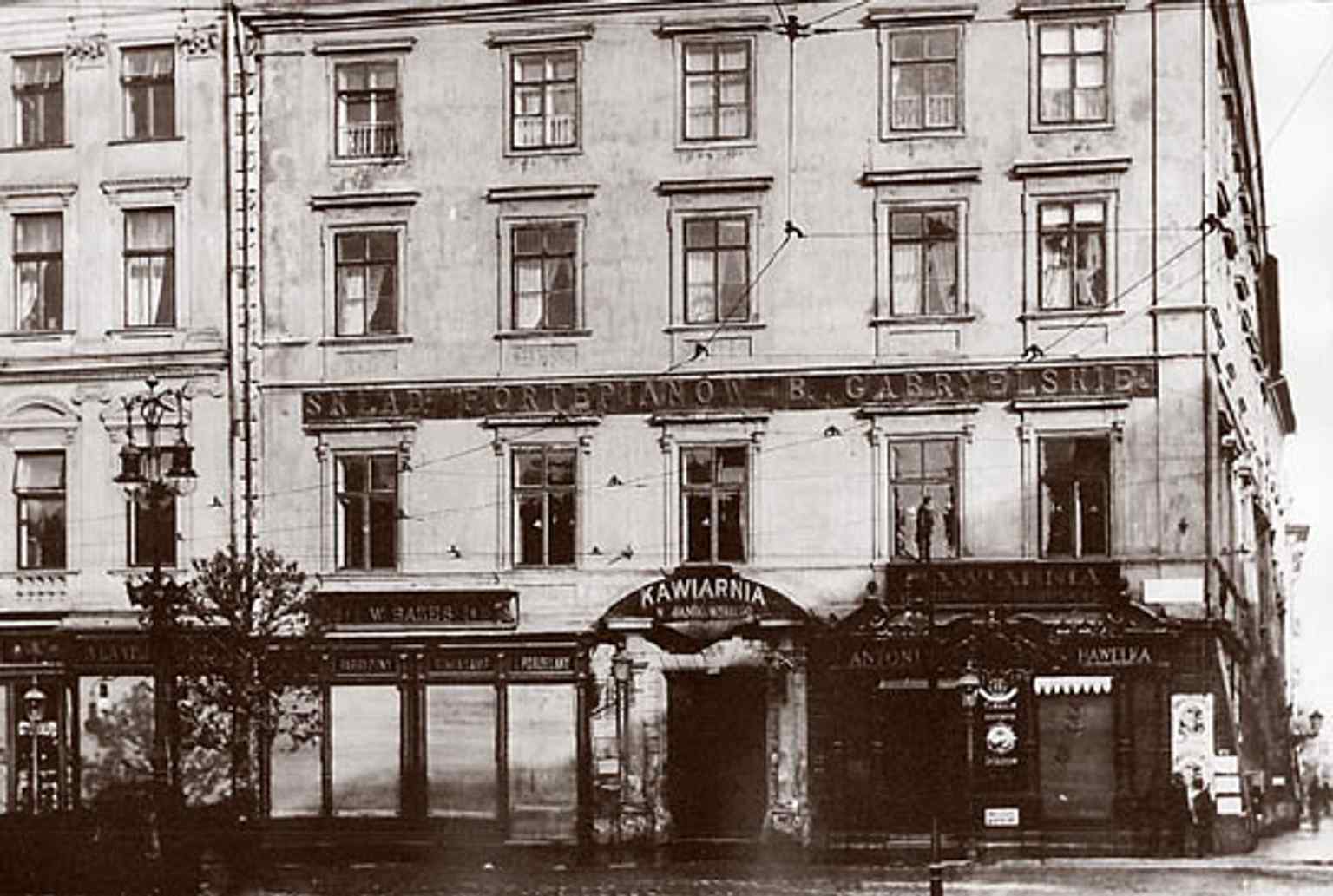 Antoni Hawełka’s famed shop on the square recalls the late-19th-century restaurant Pod Palmą that once occupied the palace ground floor.