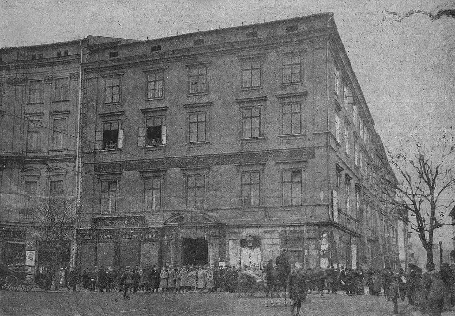 Krzysztofory in 1919, reflecting the building’s long life through political upheaval and public debate.