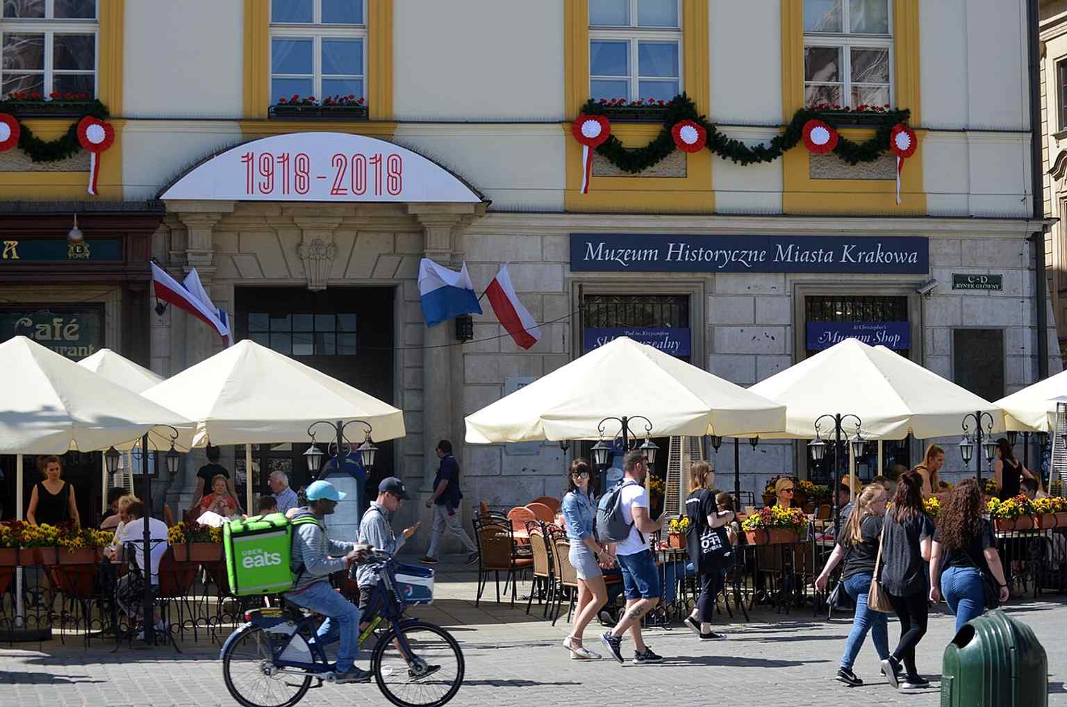 „Miedzianna“ ehrt die Marktfrauen, die Krakaus Markt versorgten, und fügt der Palastecke 2021 ein neues öffentliches Kunstwerk hinzu.