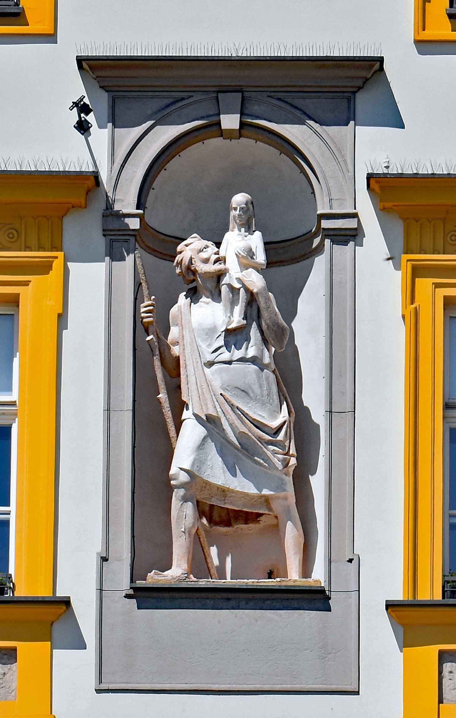 Eine klare moderne Ansicht des Krzysztofory am Krakauer Hauptmarkt, heute Sitz des Historischen Museums Krakau.