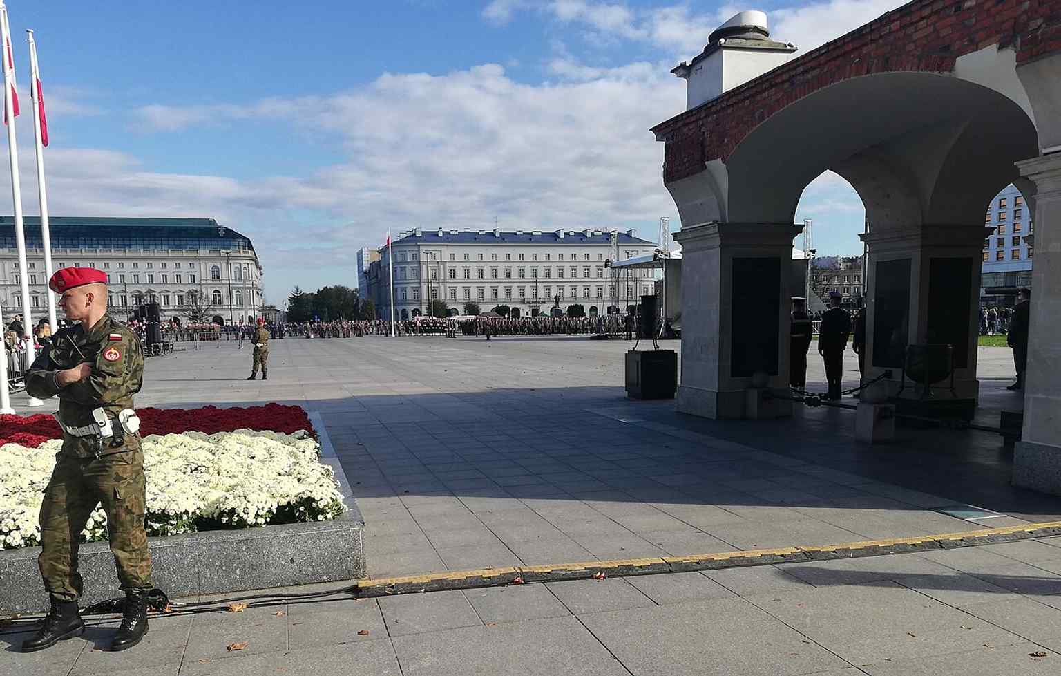 A clear view of a military ceremony directly in front of the tomb, illustrating the honor guard tradition described in the source text.