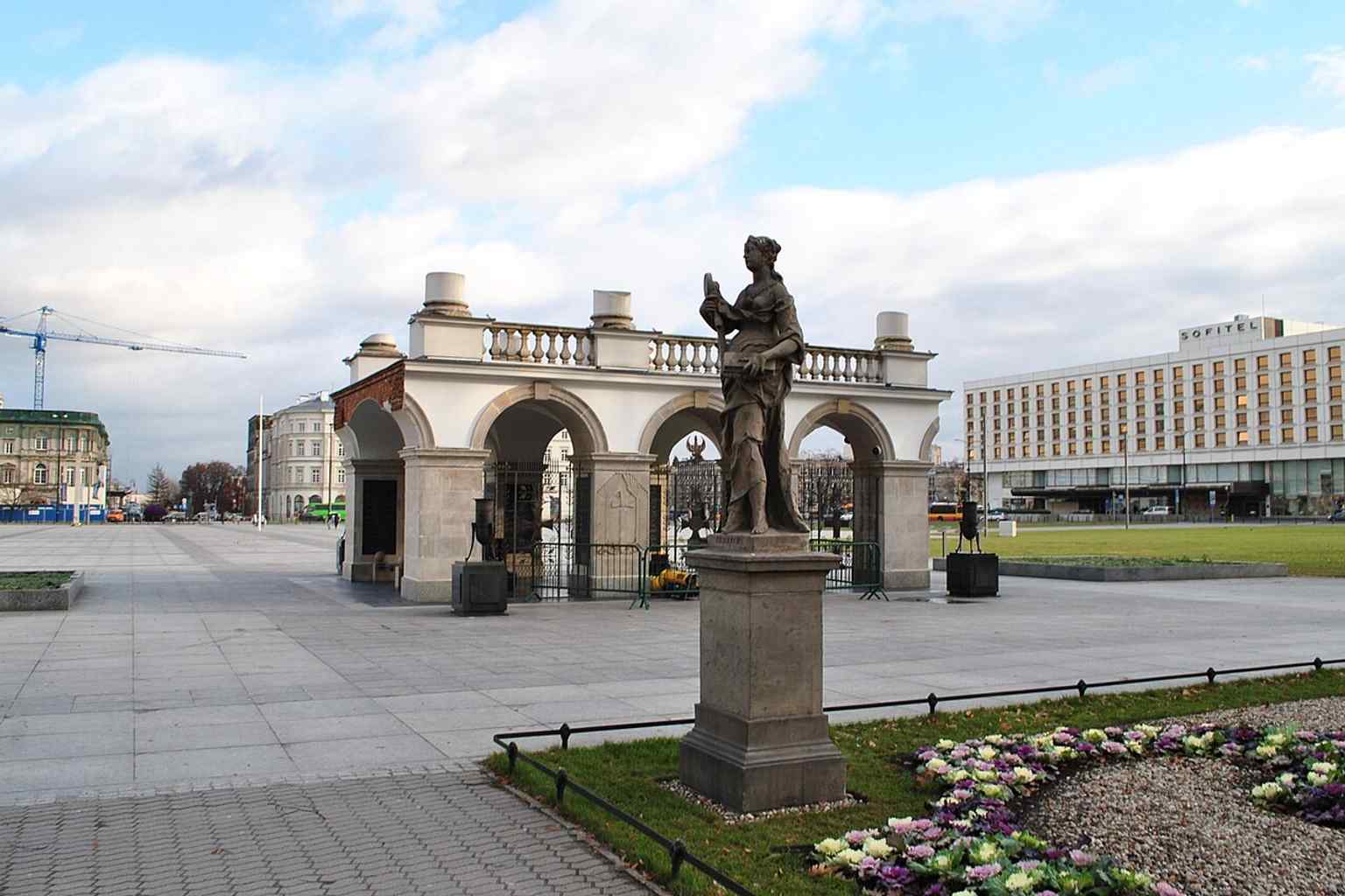 The tomb seen in its urban setting beside Piłsudski Square and the Saxon Garden, matching the landmark’s role as the ceremonial center of Warsaw.