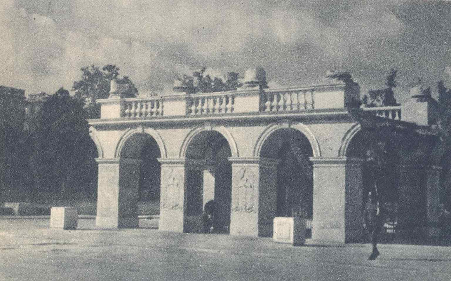 A wartime 1944 image of the Tomb of the Unknown Soldier, valuable for contrasting the monument’s later ruin and postwar restoration.