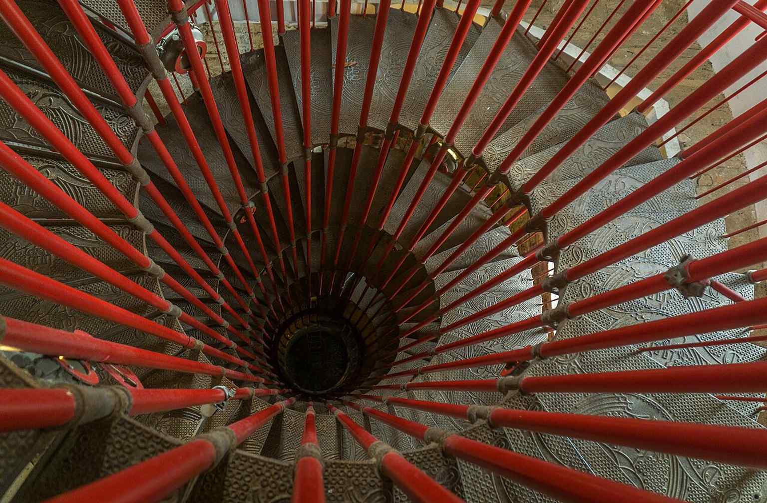 The distinctive double spiral staircase inside the Panoramic Tower, built between 1845-1848, was designed to prevent soldiers from crossing paths, a key logistical feature of the fortress.