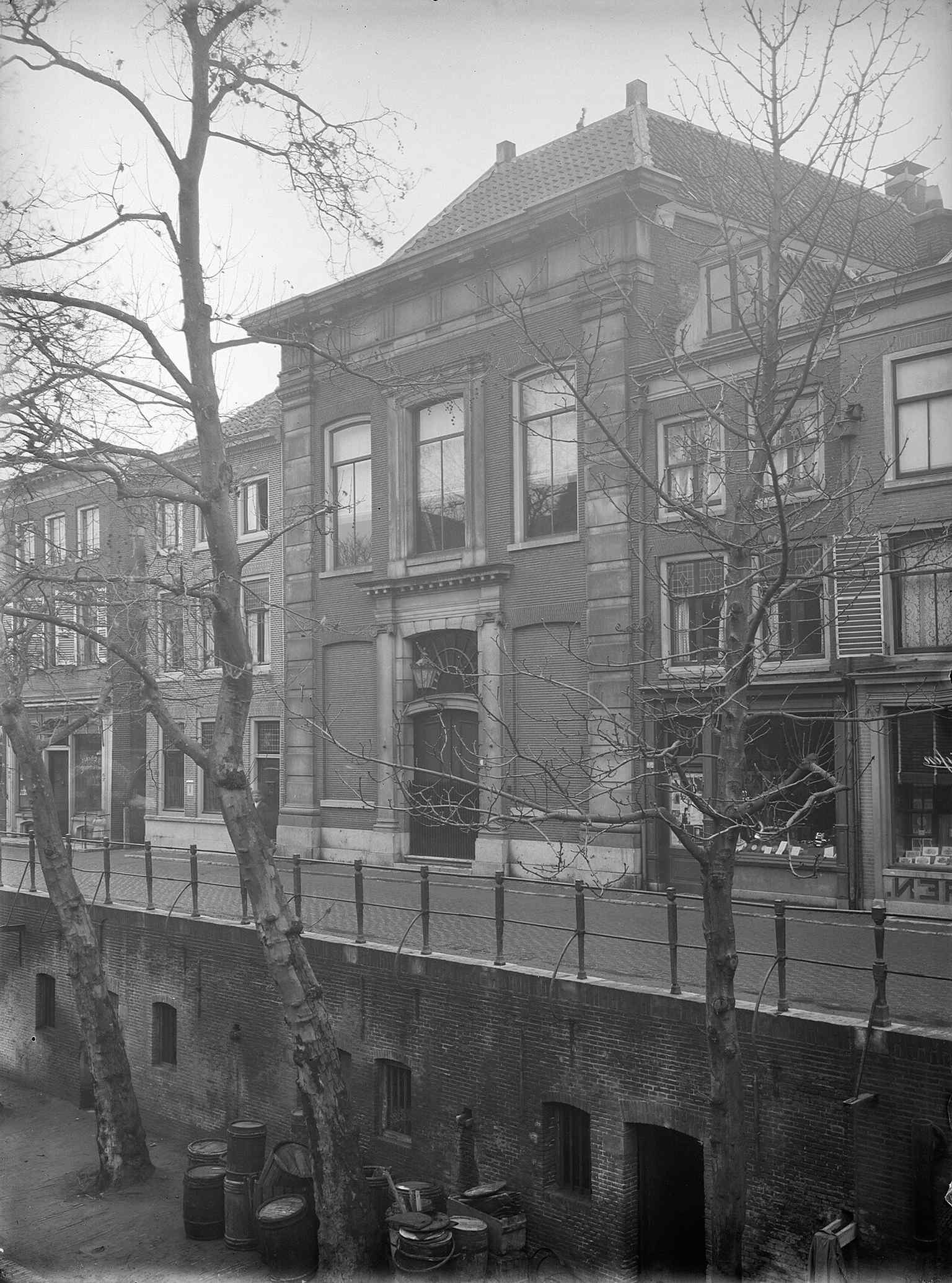 A historical view of the church's west facade from 1921, showing its discreet mansion-like appearance on the Oudegracht, an approach chosen when Mennonites were only tolerated.