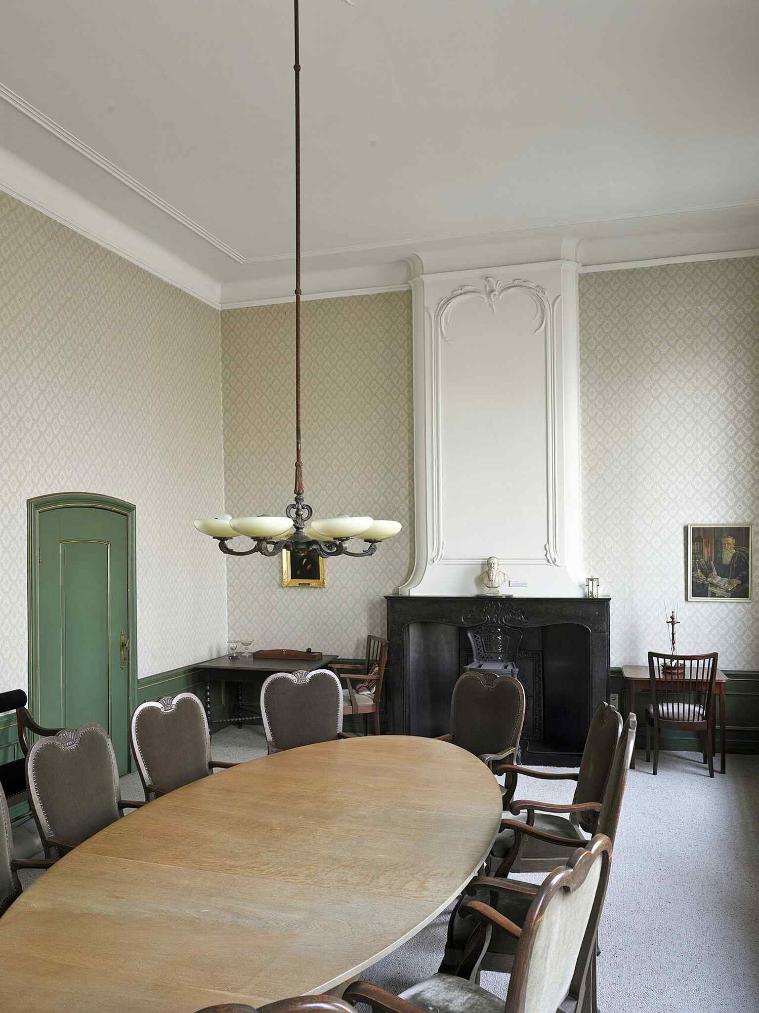 The church council room on the first floor, featuring a fireplace (schouw) and showcasing more of the preserved 18th-century interior design and furniture.