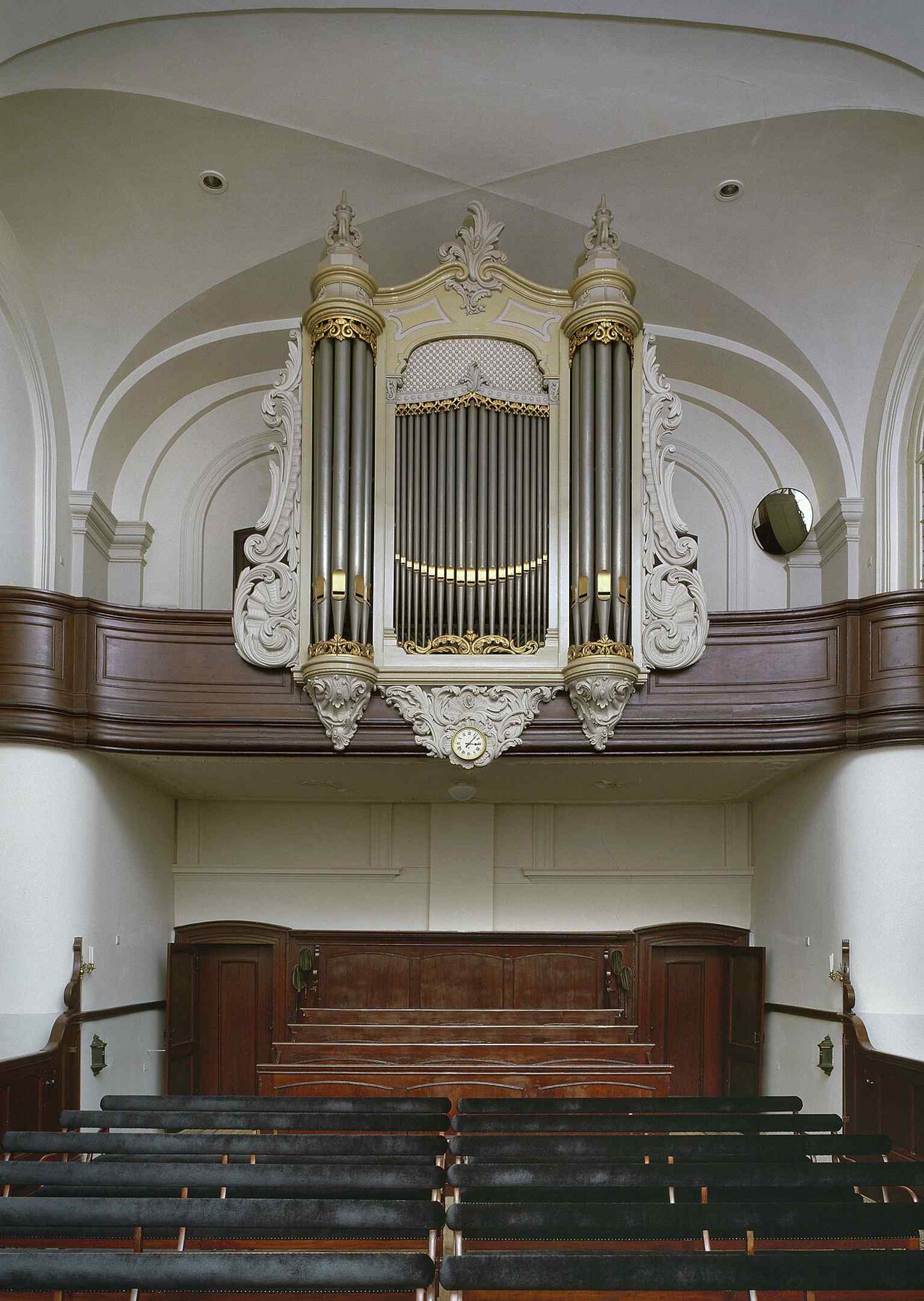 A detailed view of the Bätz organ, built in 1870 with a neo-rococo style casing. Its predecessor is now located in Katwijk aan Zee.