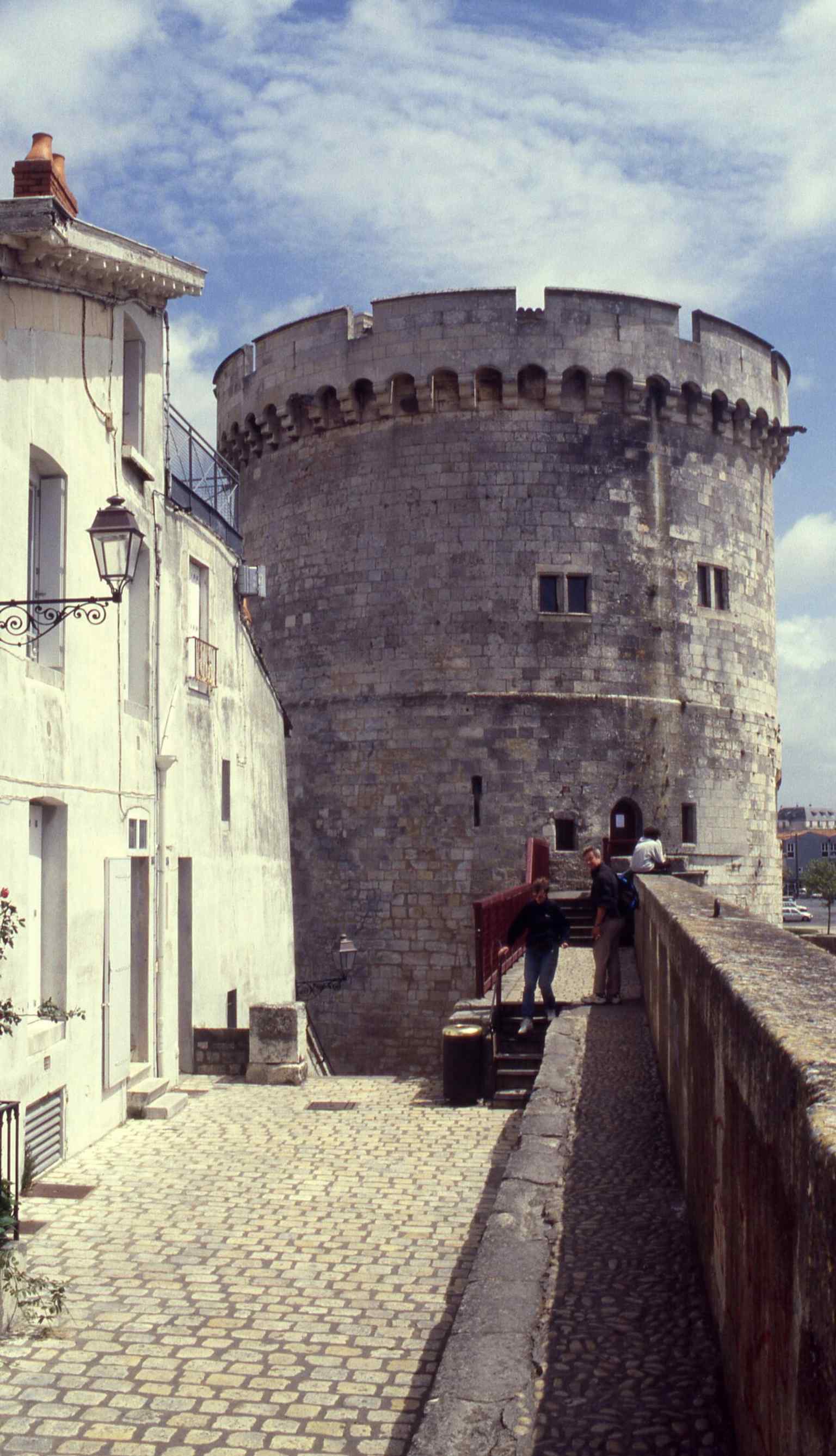 An older view of the Chain Tower from 2002, useful for evoking the monument before recent tourism-focused changes.