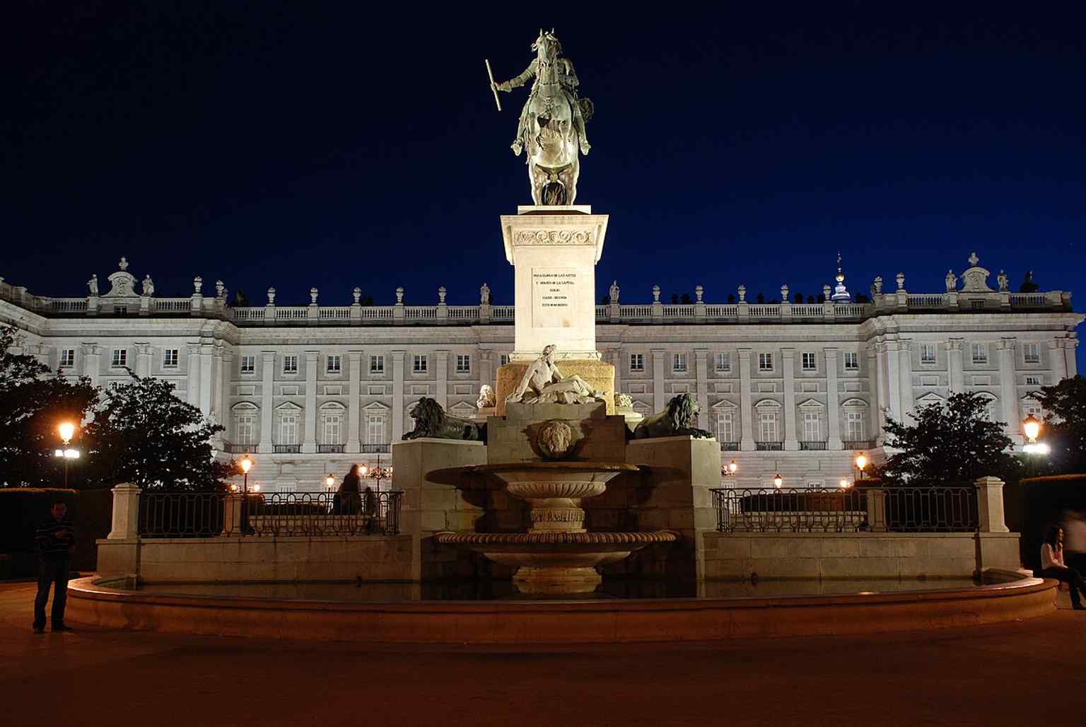 A night view of the Royal Palace shows how Plaza de Oriente opens directly onto Madrid’s royal residence after the Bailén underpass was added.
