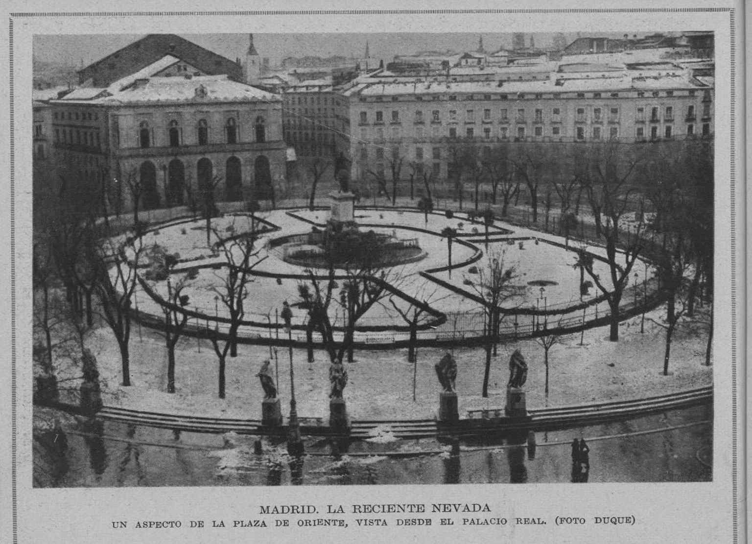 A 1913 snowy view of Plaza de Oriente from the Royal Palace side, capturing the square before its later 1990s peatonalization.