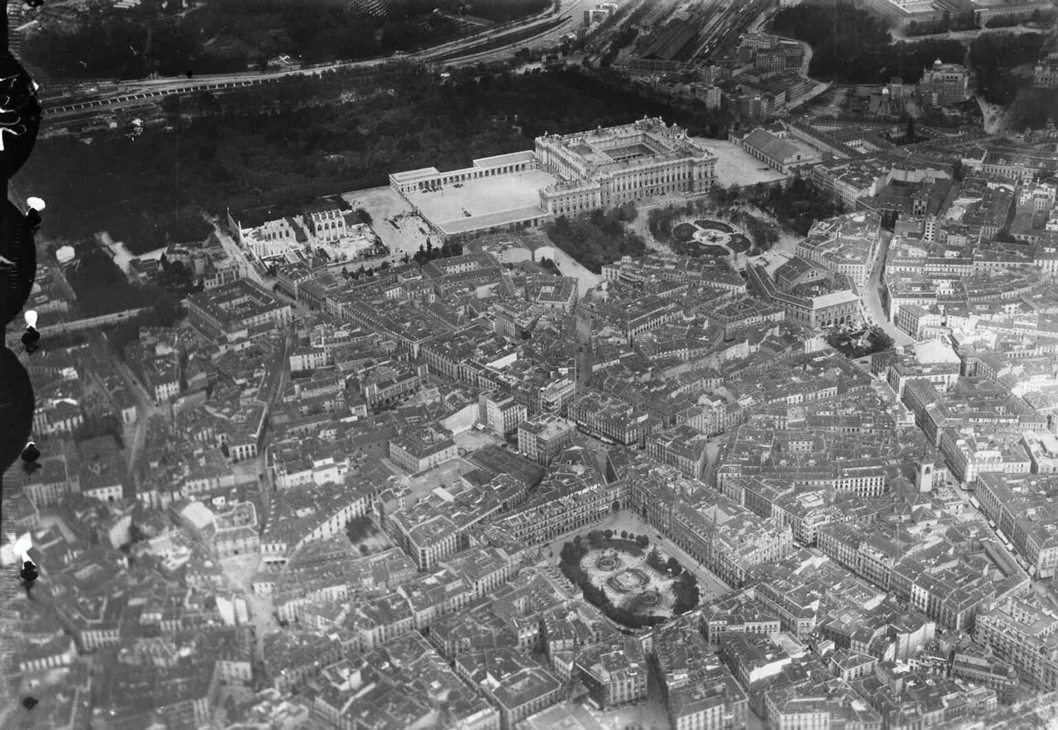 An early aerial view over the Royal Palace and its surroundings helps place Plaza de Oriente within Madrid’s historic center.