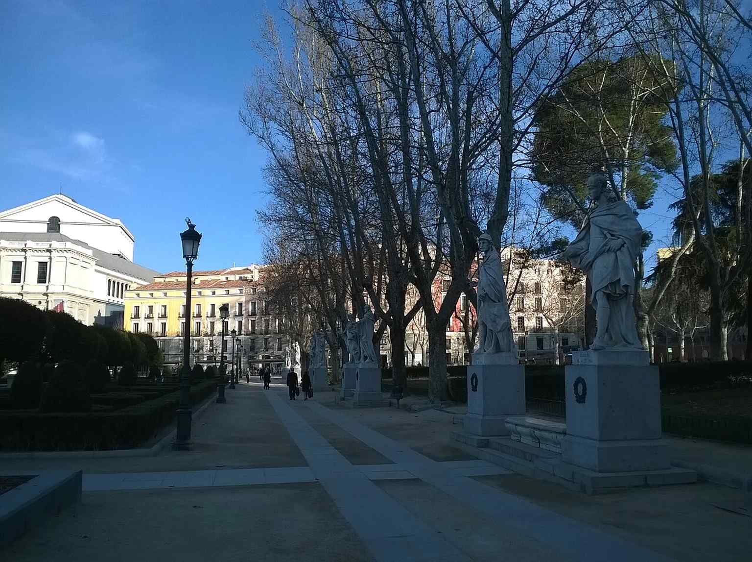 One of the plaza’s “Gothic kings” statues, part of the long sculptural sequence that divides the central gardens from the side lawns.