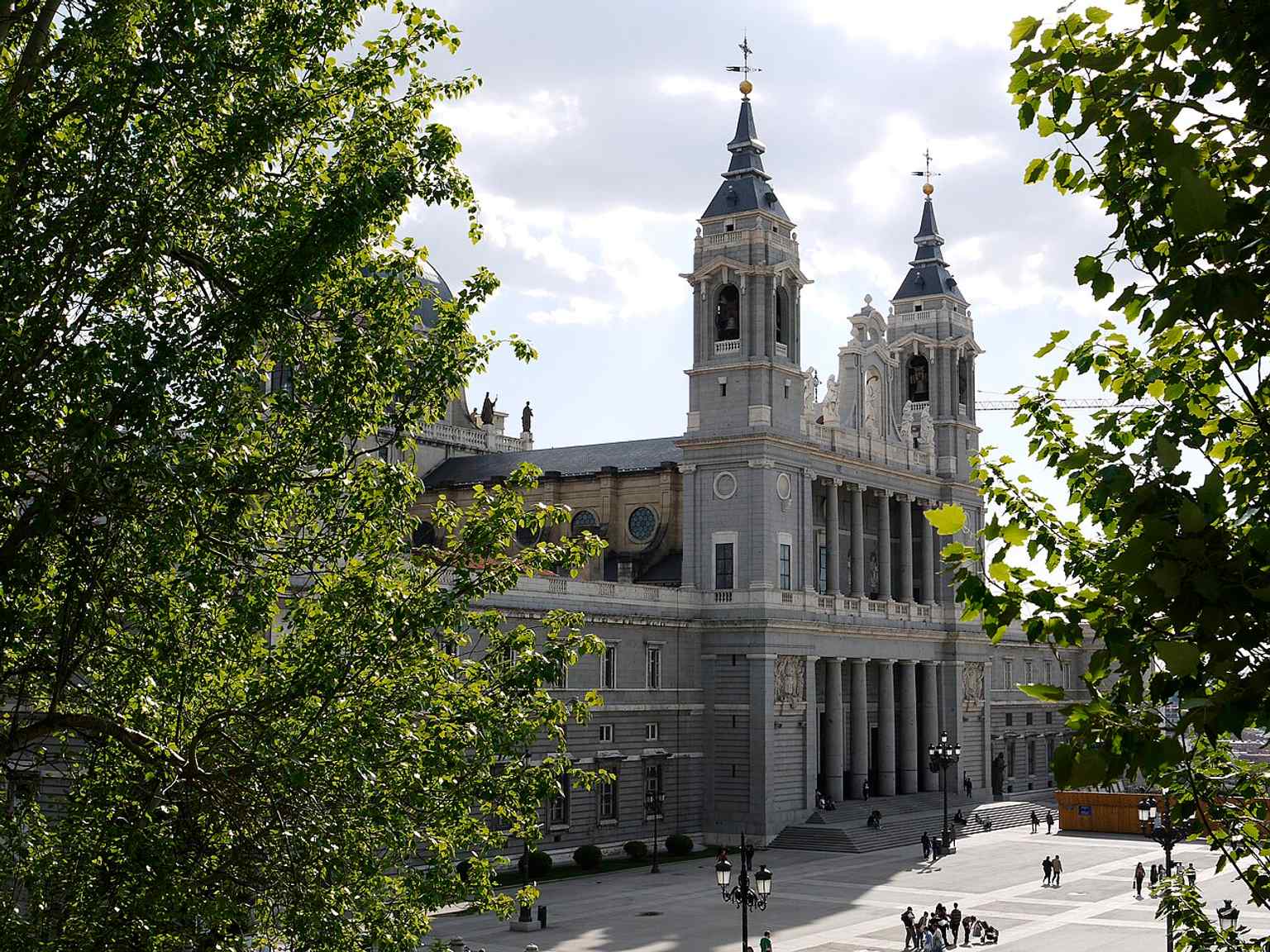 A clear daytime view of the main body and dome from the northeast, highlighting the cathedral’s mix of neoclassical exterior and monumental scale.