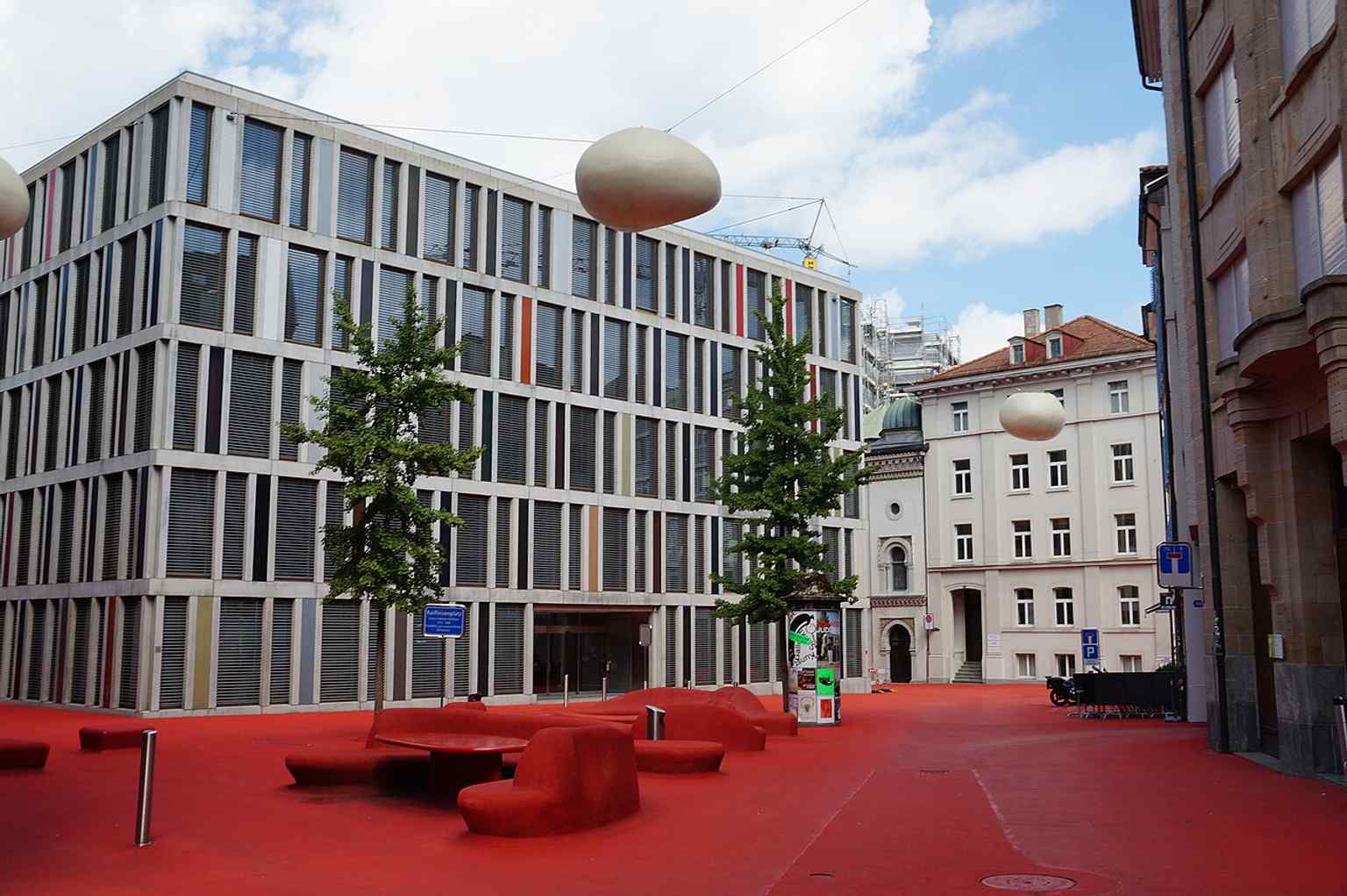 The City Lounge beside the Raiffeisen building highlights the project’s connection to the bank redevelopment finished in 2005.