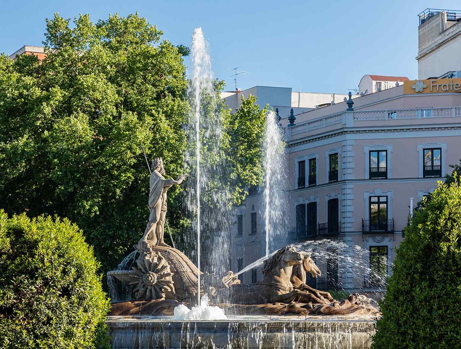 A crisp daylight view of the fountain in Plaza de Cánovas del Castillo, where Neptuno was relocated in 1898.