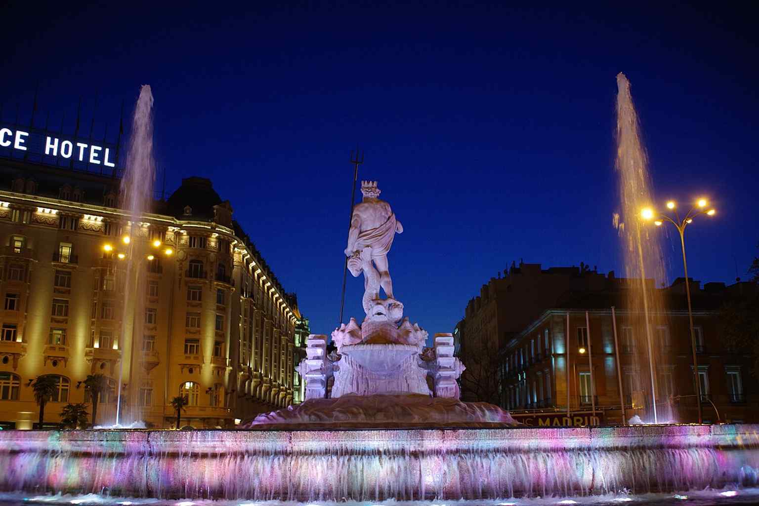 Night photography from 2025 brings out the fountain’s dramatic silhouette and its role as a living city gathering place.