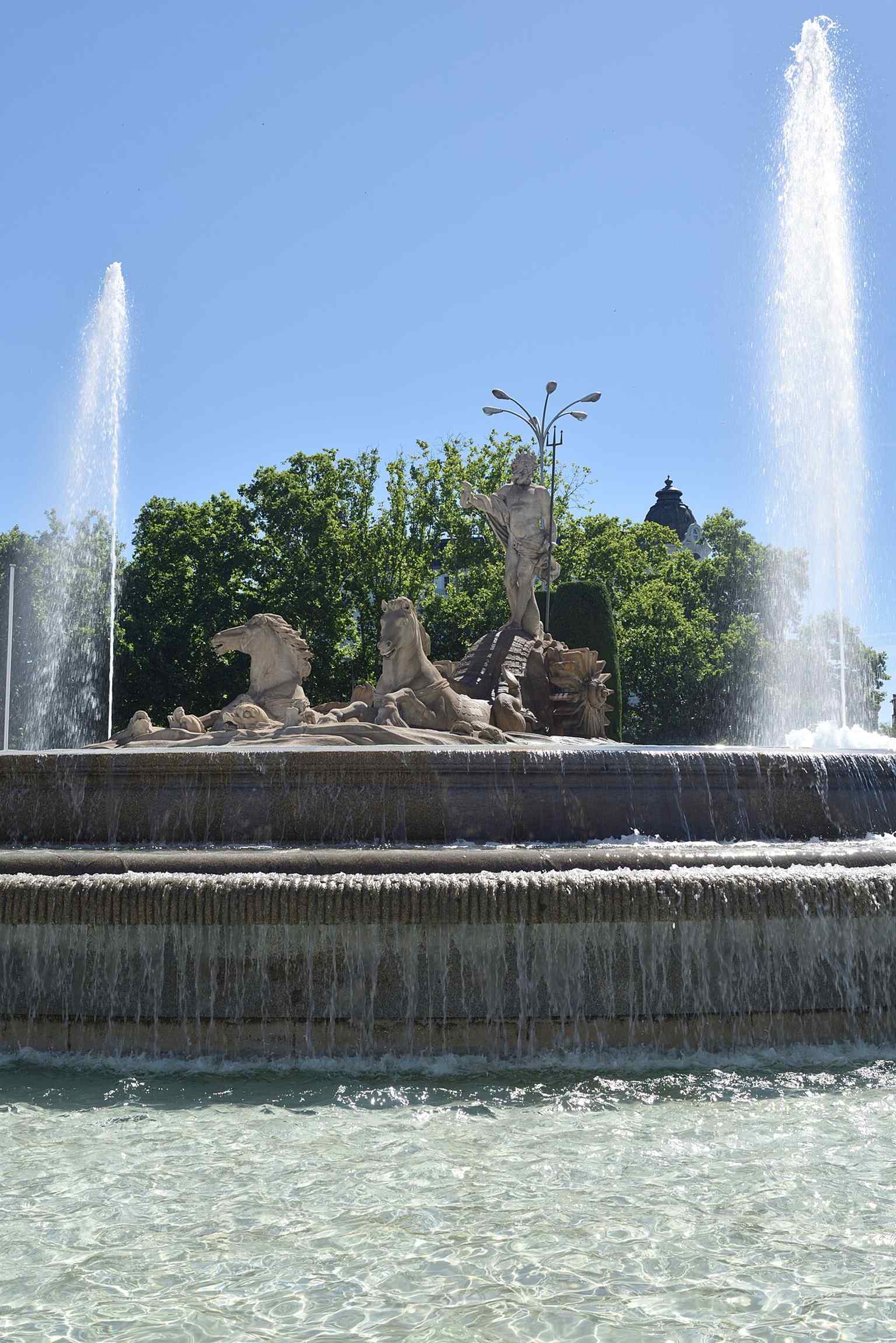 A recent high-resolution close-up that captures the stone texture and sculptural detail of the fountain’s central figure.