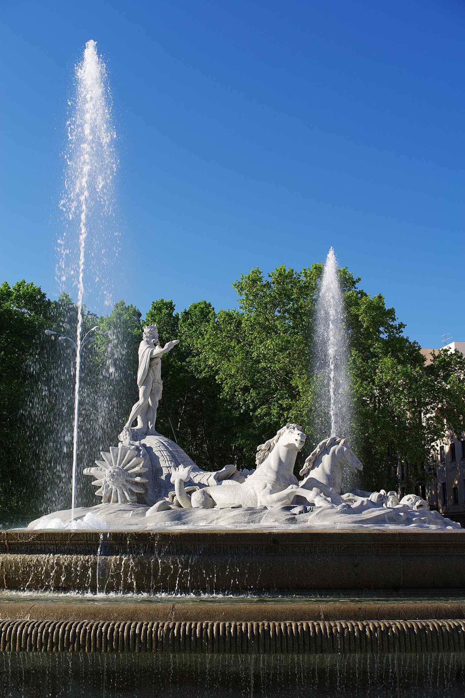 A 2025 daylight image showing the fountain in a contemporary urban context, ideal for the story of Neptuno as a modern meeting point.