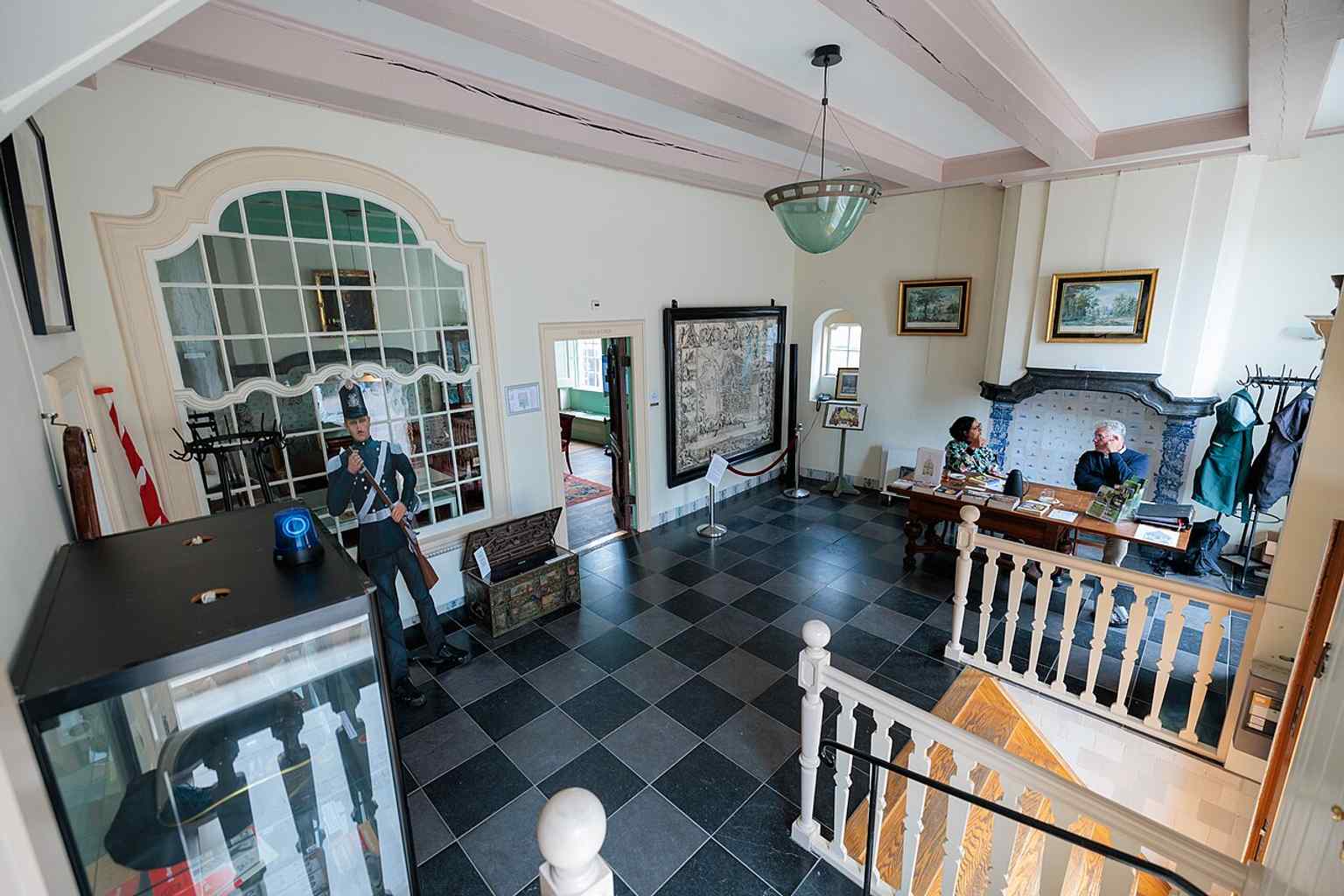The reception hall shows the Hoofdwacht’s current life as the home of the Historische Vereniging Haerlem and a small public museum.