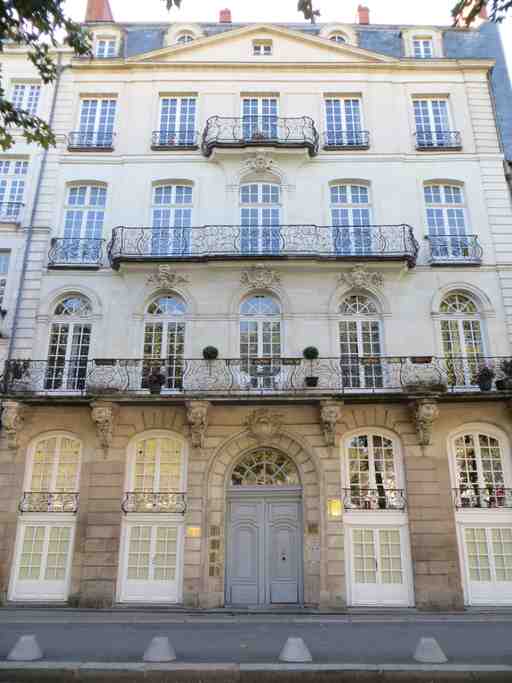 Nantes Audio Tour: River Isles, Tastes, and Hidden Hospitals